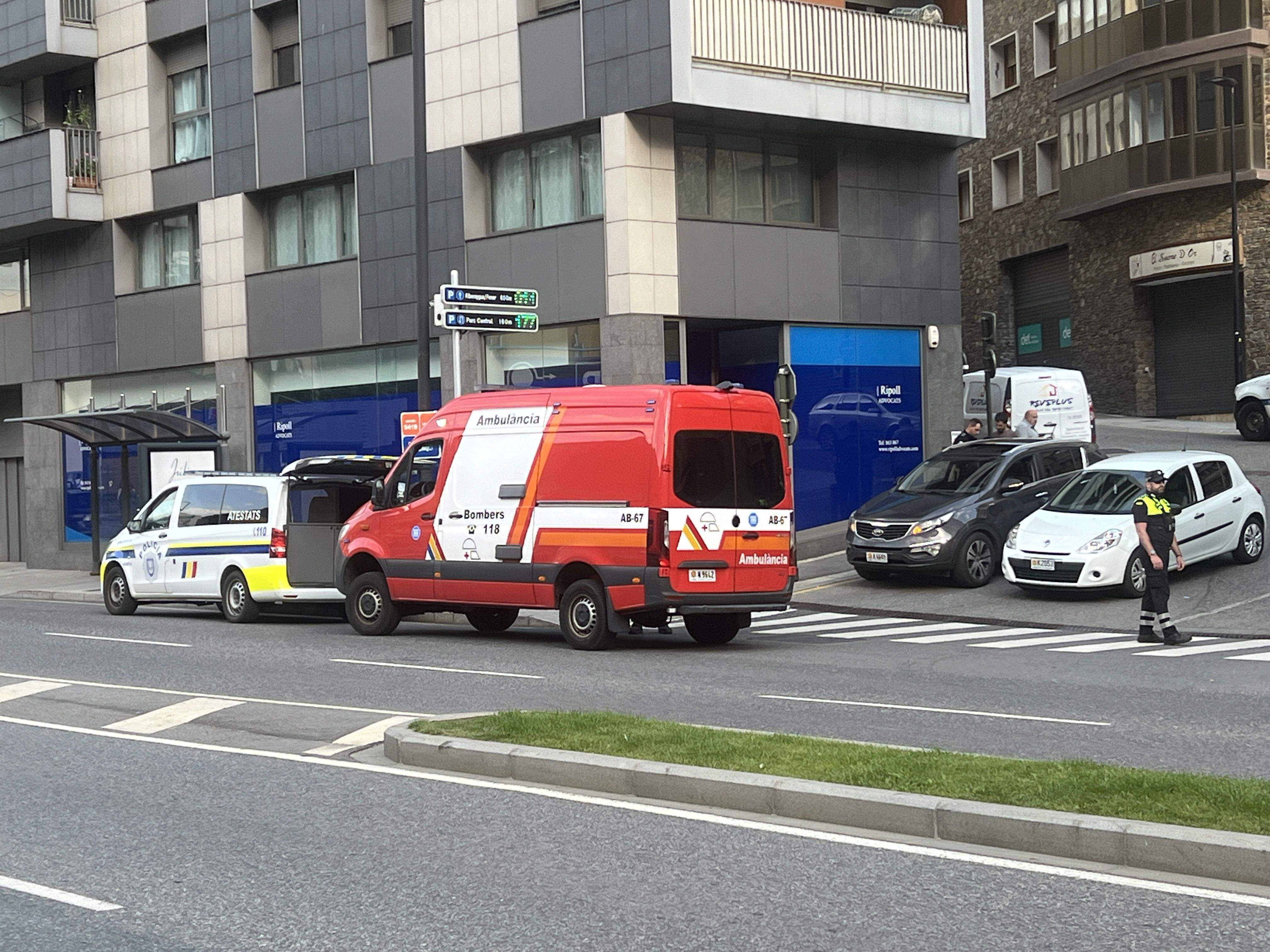 El vehicle d'atestats, l'ambulància dels bombers i un agent de circulació en un dels punts on hi ha hagut un accident.