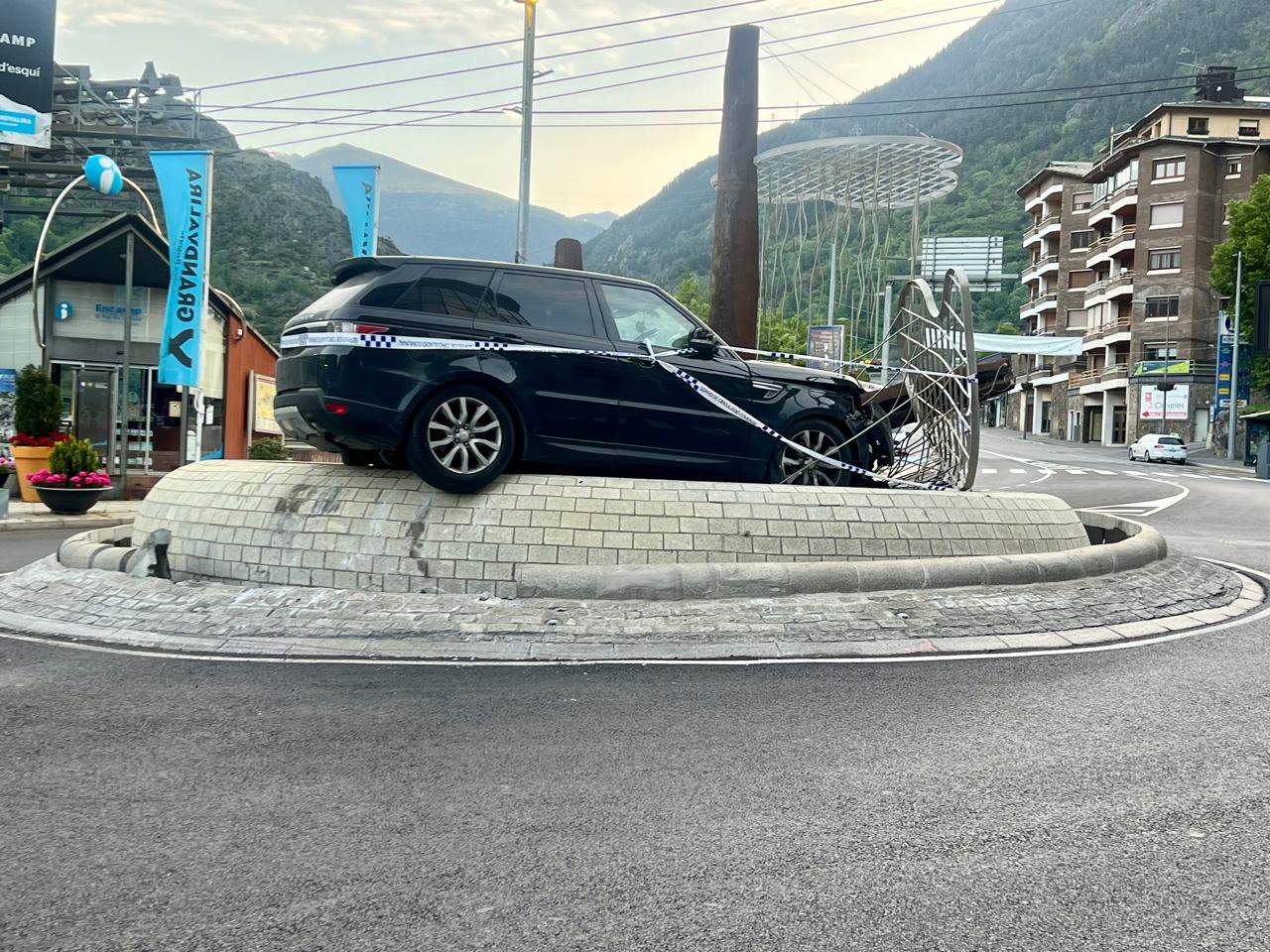El cotxe aquest matí, precintat damunt la rotonda. El cotxe aquest matí, precintat damunt la rotonda.