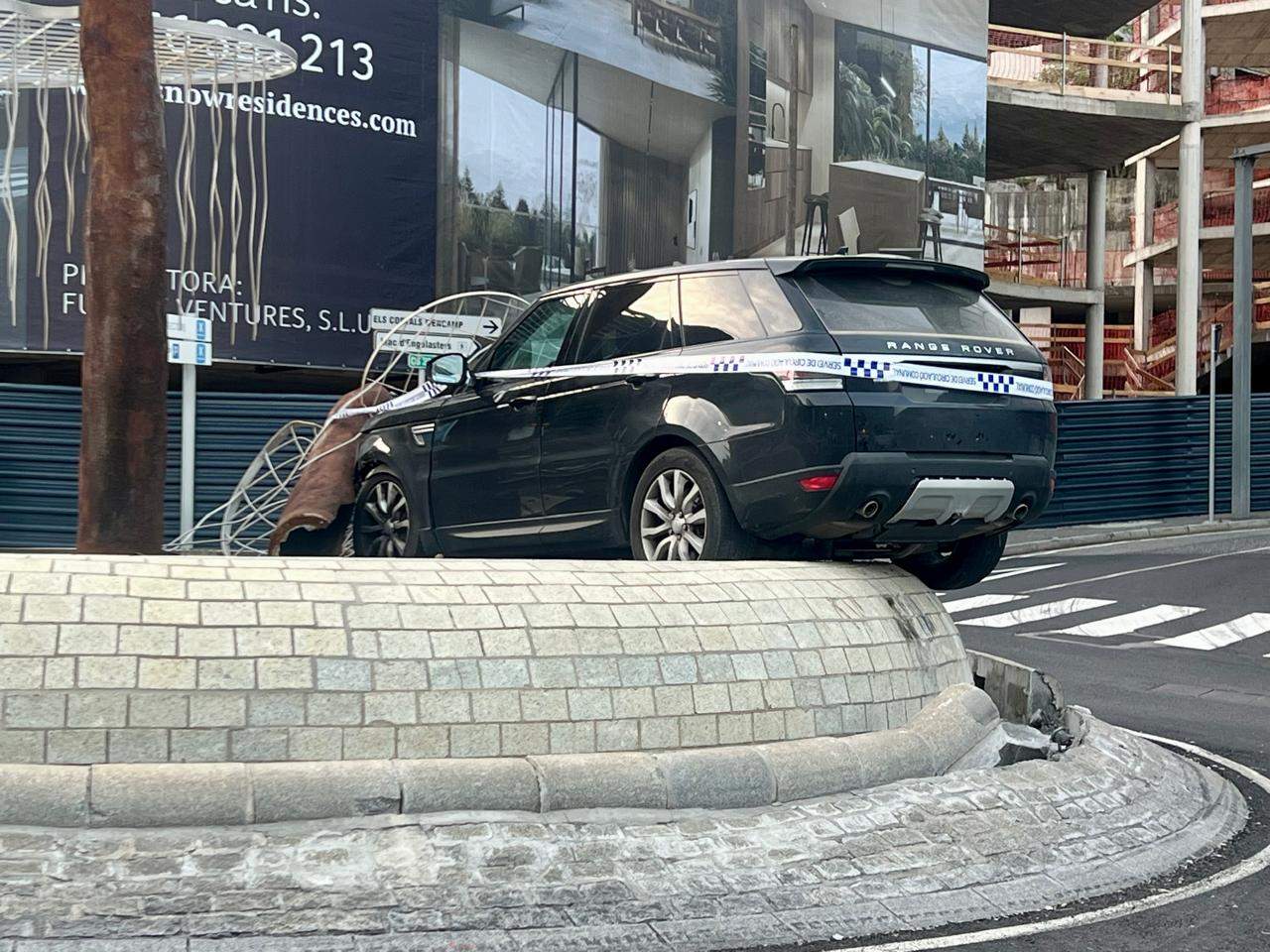 El tot-terreny ha fet malbé bona part de l'escultura del punt rodó.