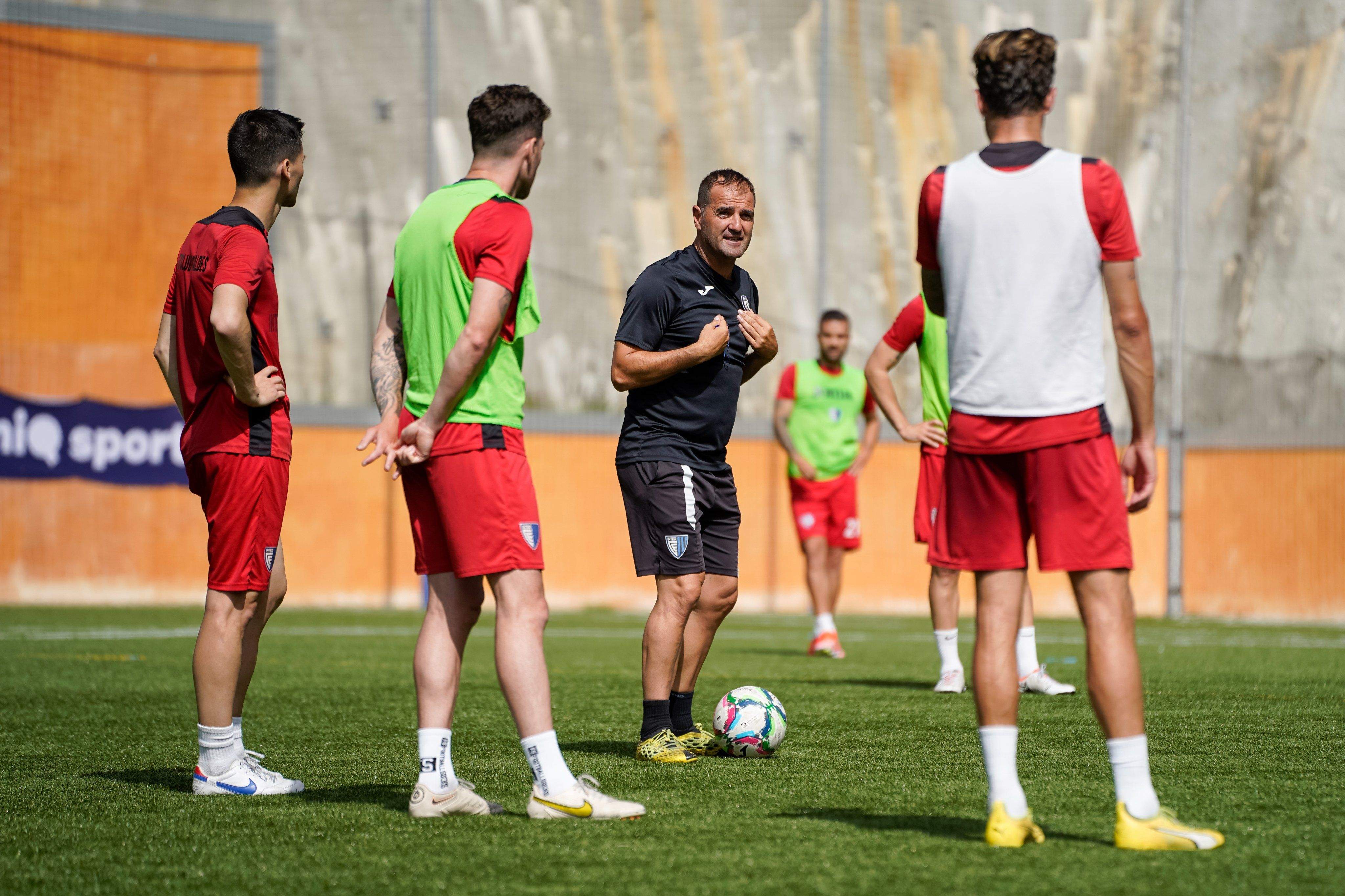 El nou entrenador de l'Inter d'Escaldes, Felip Ortiz, durant la seva primera sessió amb l'equip.