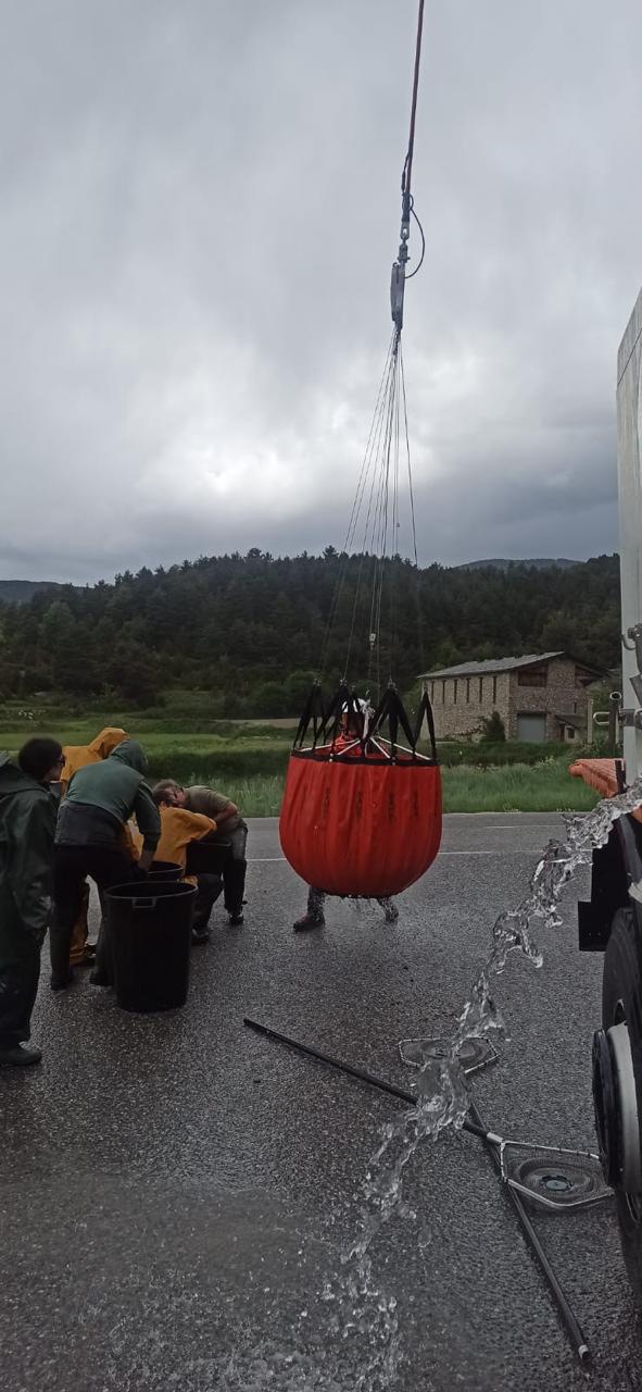 Carregant per enlairar l'helicòpter.