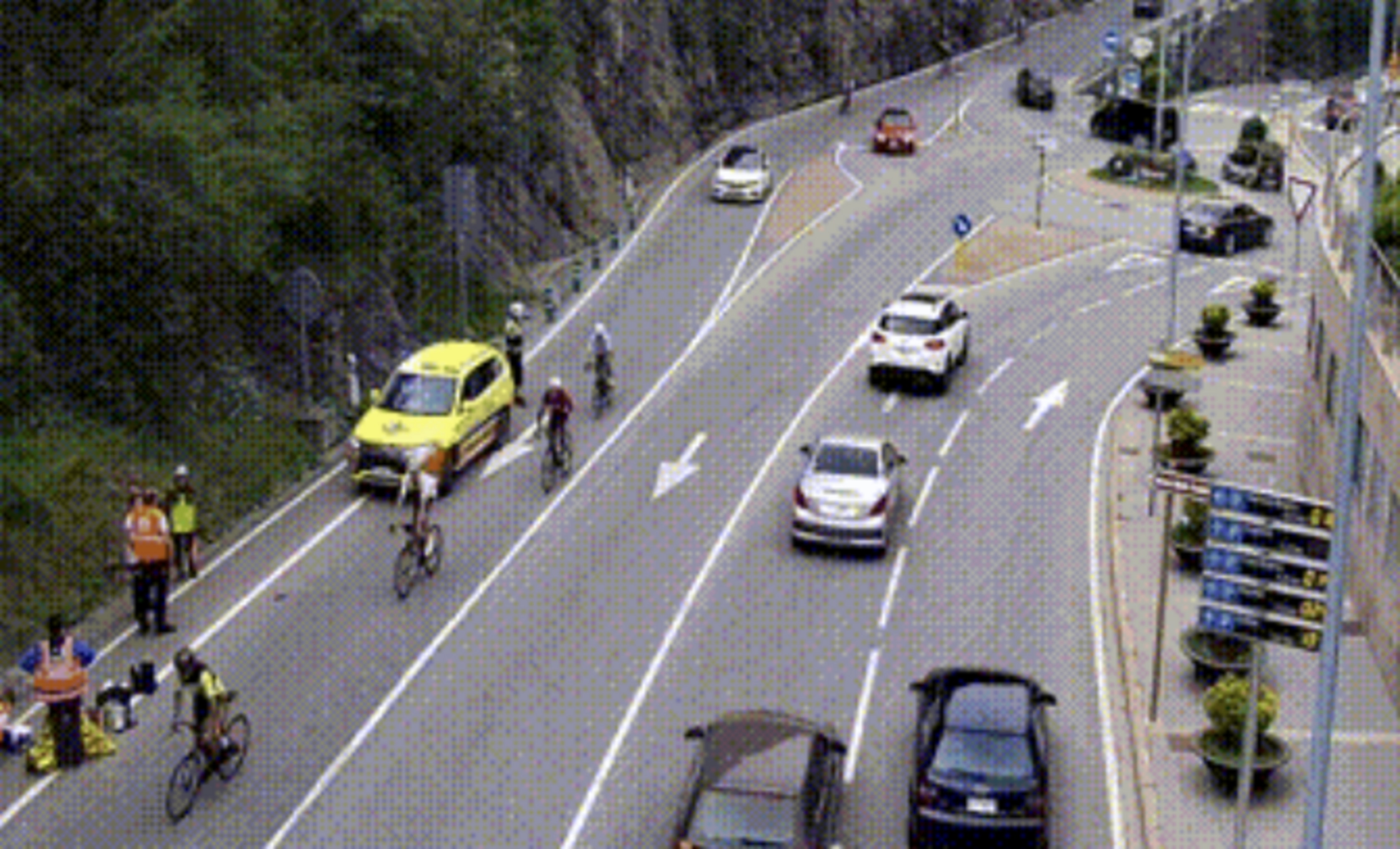 L'assistència atenent el ciclista accidentat.