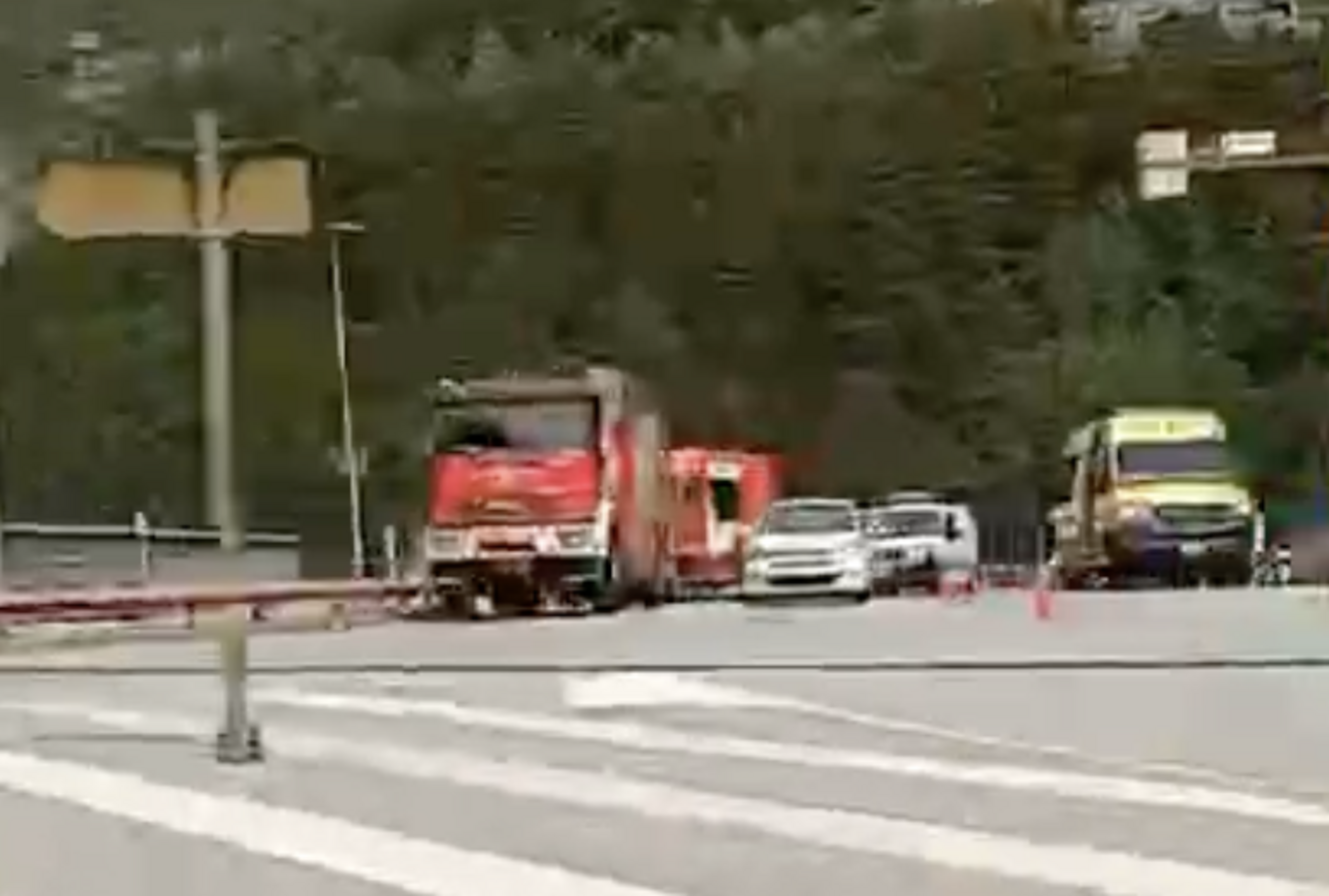 Els equips d'emergència amb els cotxes implicats en l'accident.