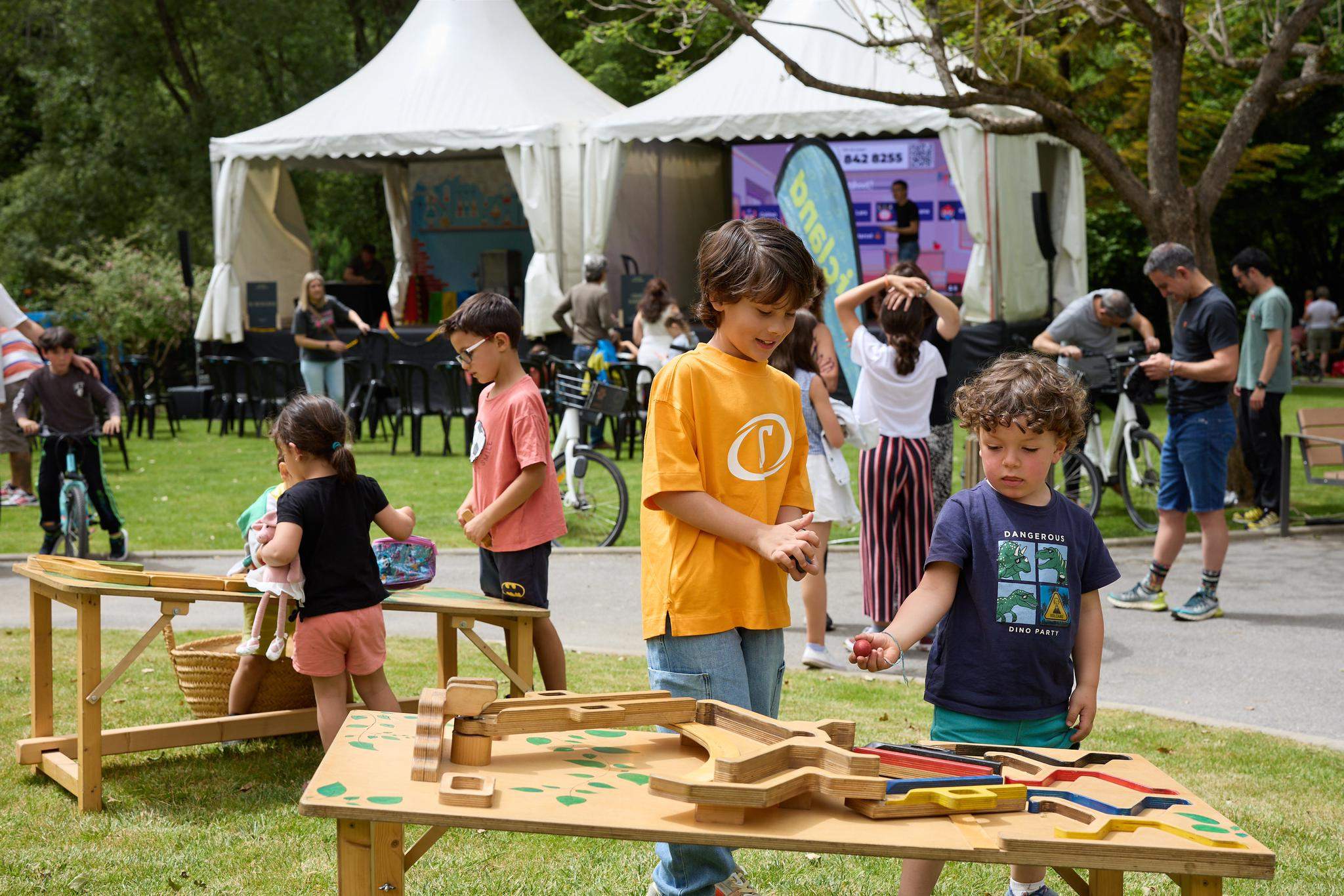 Activitats de la Festa del Medi Ambient al parc del Prat Gran de la Massana. Activitats de la Festa del Medi Ambient al parc del Prat Gran de la Massana.
