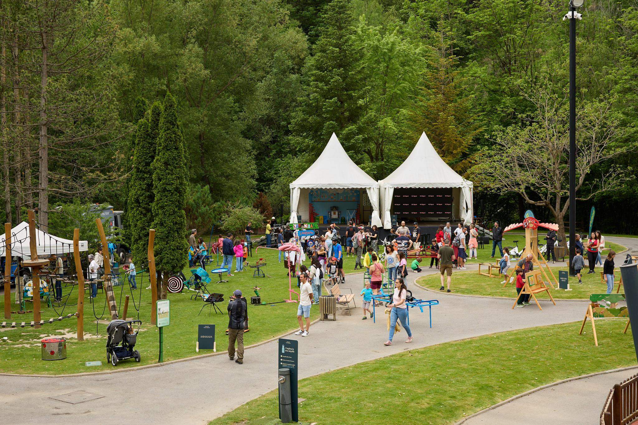 Activitats de la Festa del Medi Ambient al parc del Prat Gran de la Massana. Activitats de la Festa del Medi Ambient al parc del Prat Gran de la Massana.