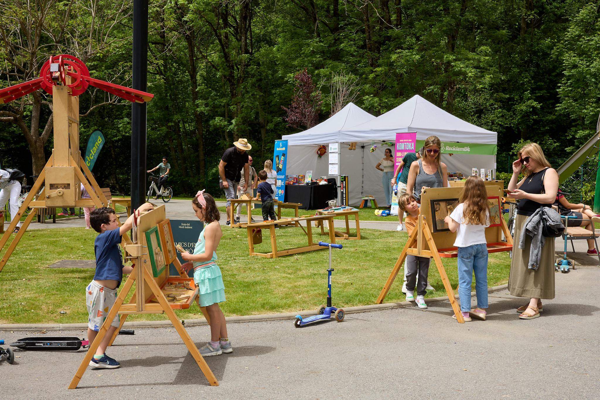 Jocs de fusta a la Festa del Medi Ambient.