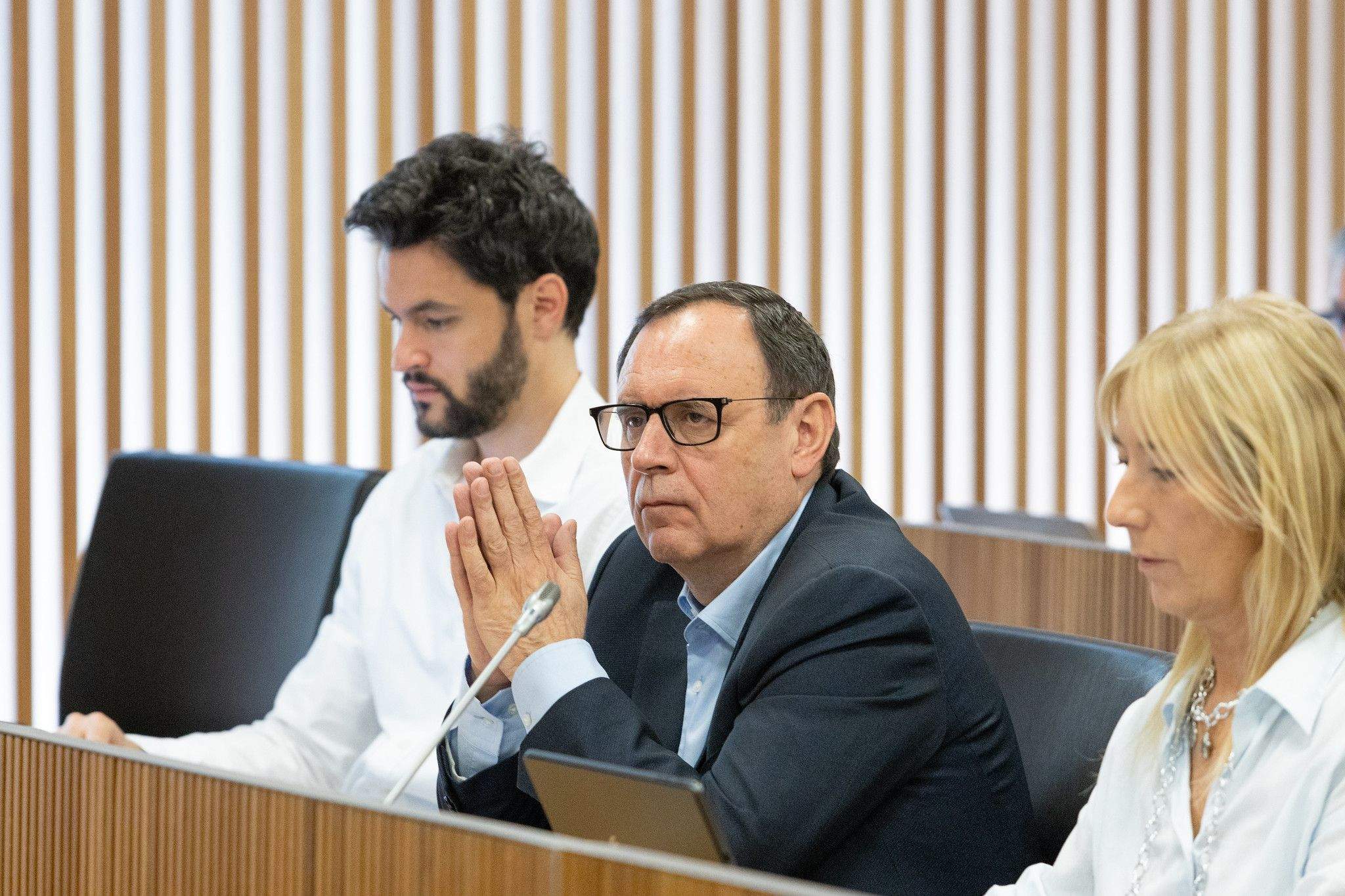 Jordi Jordana, centre, i Cerni Escalé, a la seva dreta, tot seguint una exposició d'Antoni Bayona.