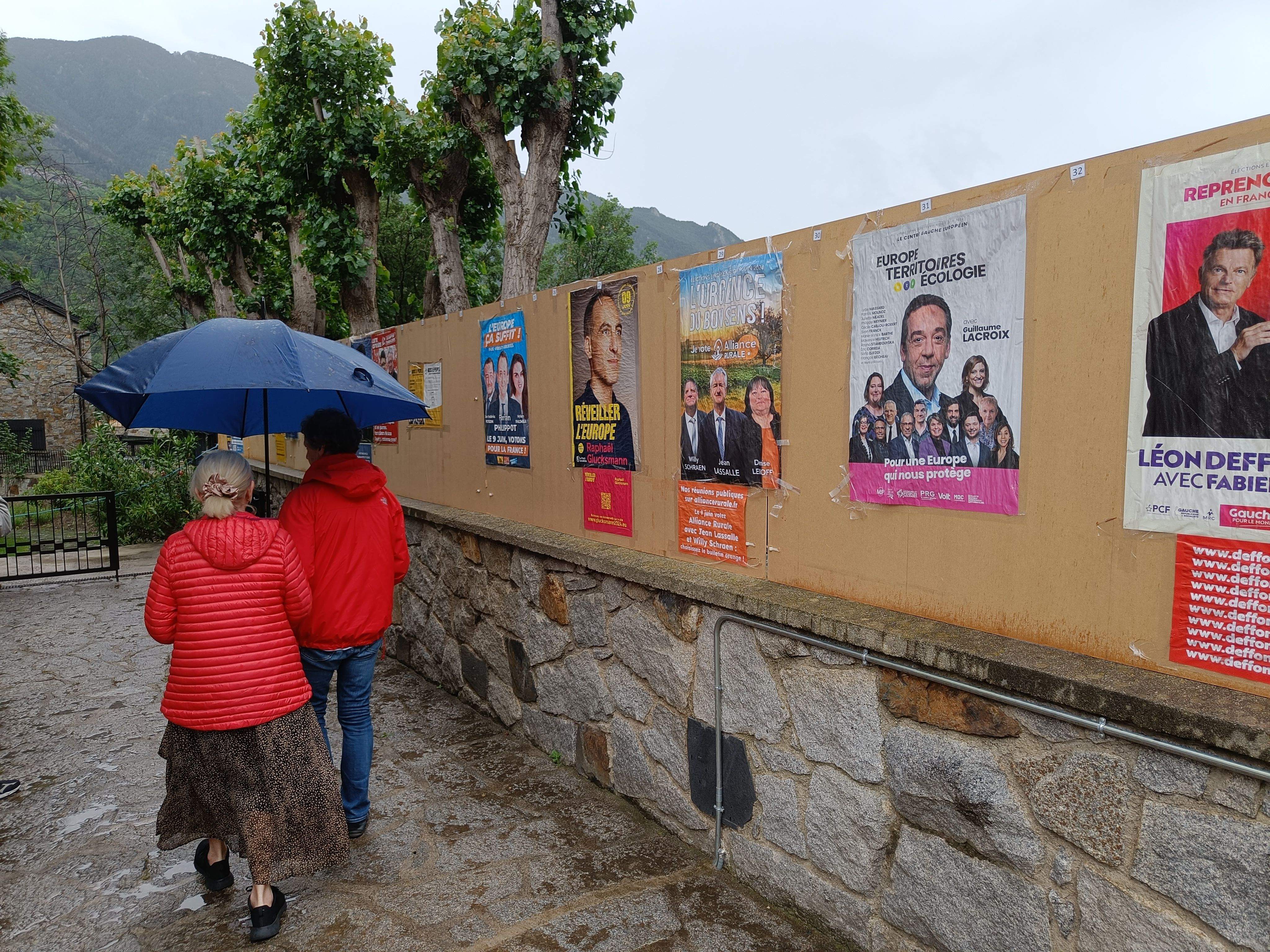 Dues persones entrant a l'ambaixada francesa per votar a les eleccions europees.