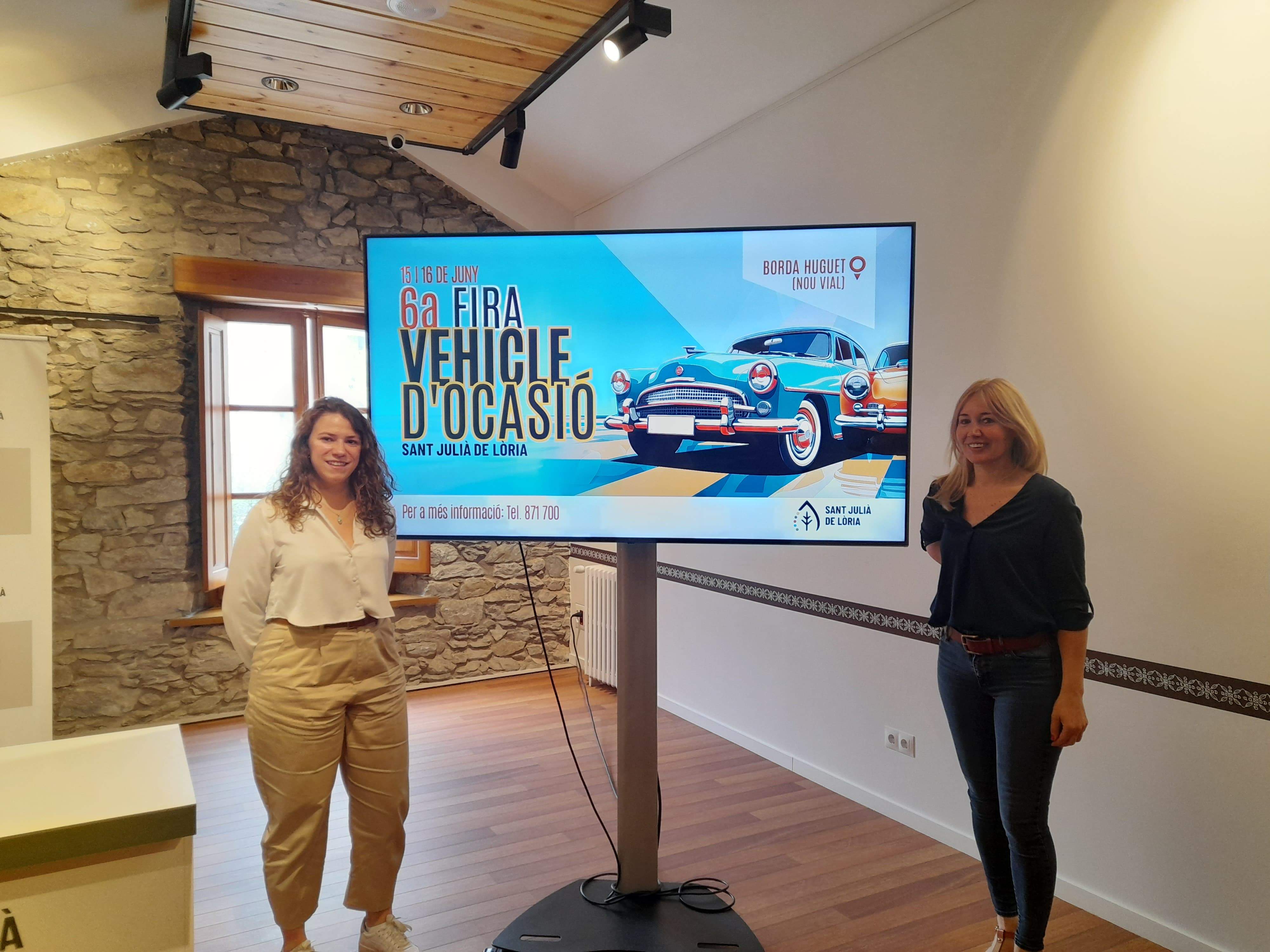 Judith López i Anna Majoral durant la presentació de la Fira del Vehicle d'Ocasió.