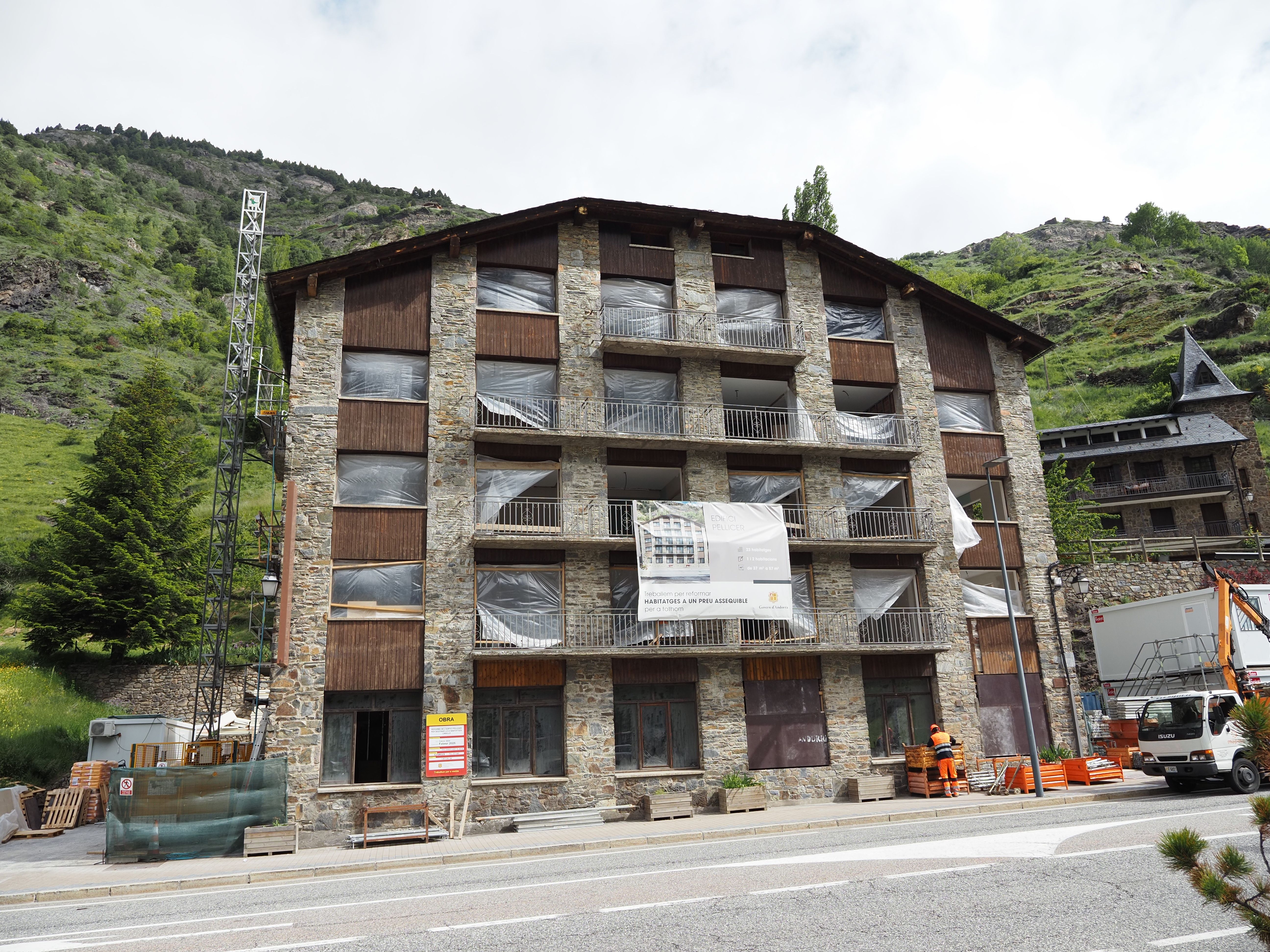 Obres de rehabilitació de l'hotel Pellicer de Canillo per fer pisos assequibles. Obres de rehabilitació de l'hotel Pellicer de Canillo per fer pisos assequibles.