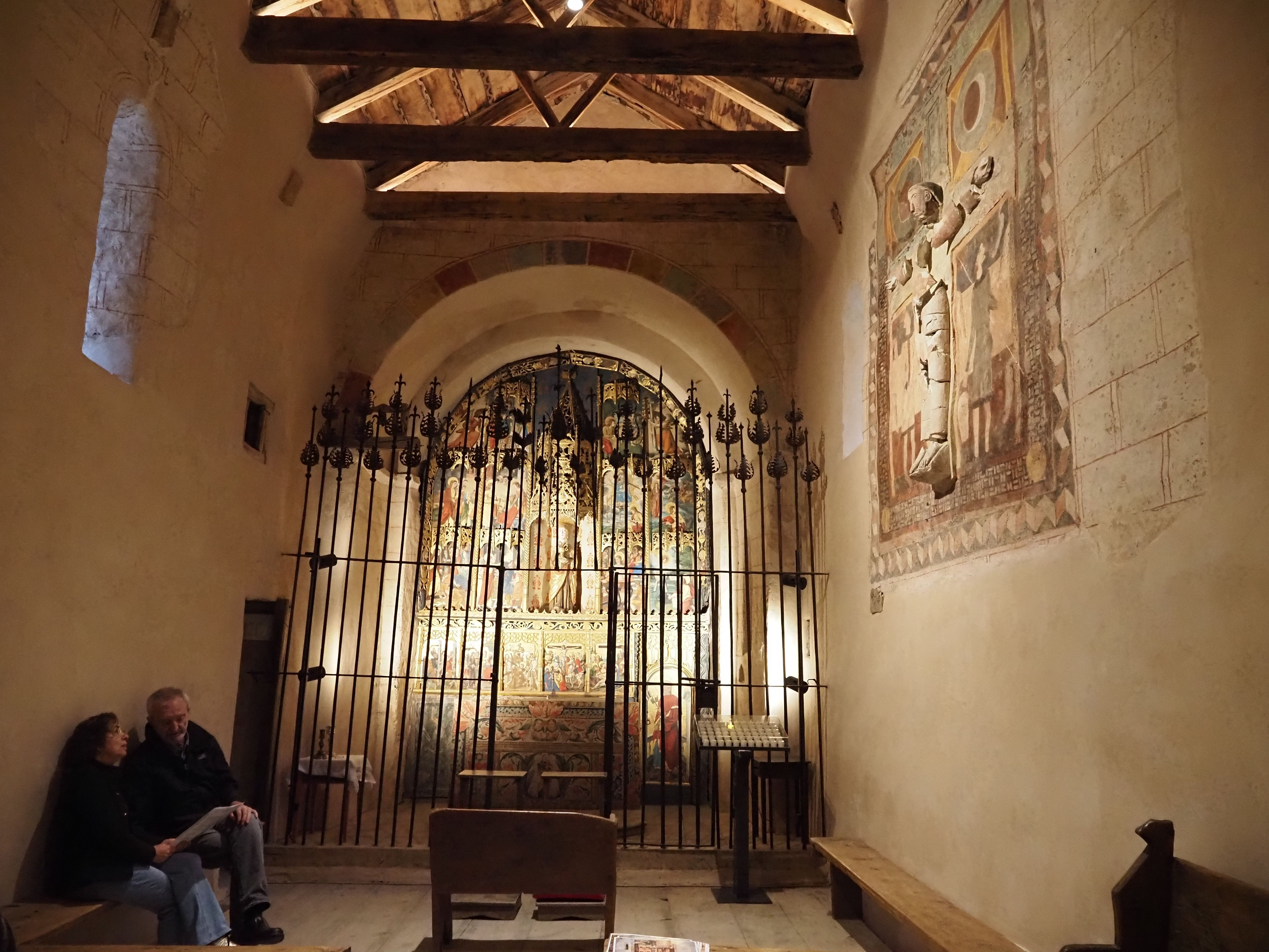 Cinta Pujal i Eudald Guillamet, davant del Crist en estuc. Cinta Pujal i Eudald Guillamet, davant del Crist en estuc.