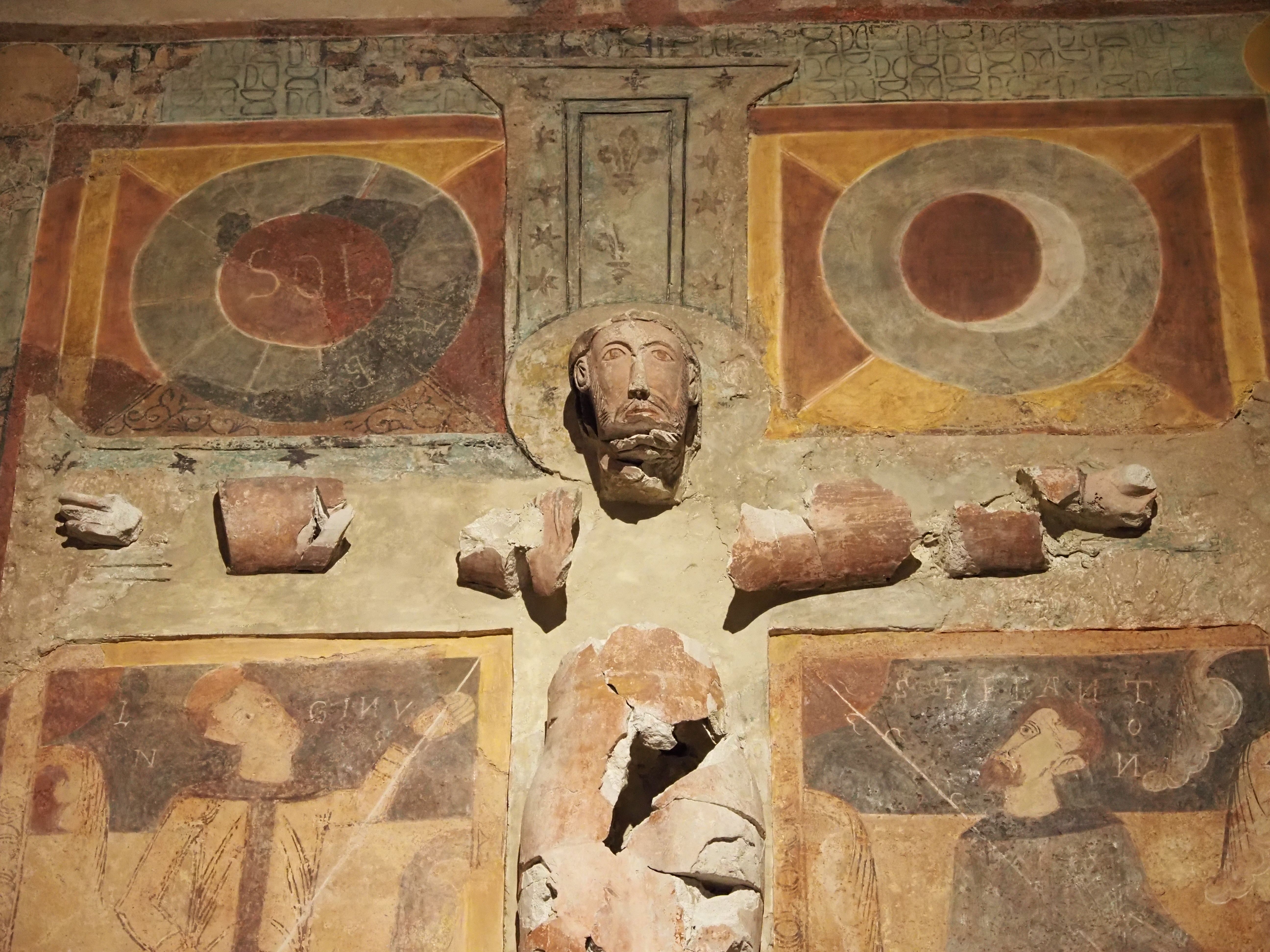 Detall del Crist en estuc restaurat. Detall del Crist en estuc restaurat.