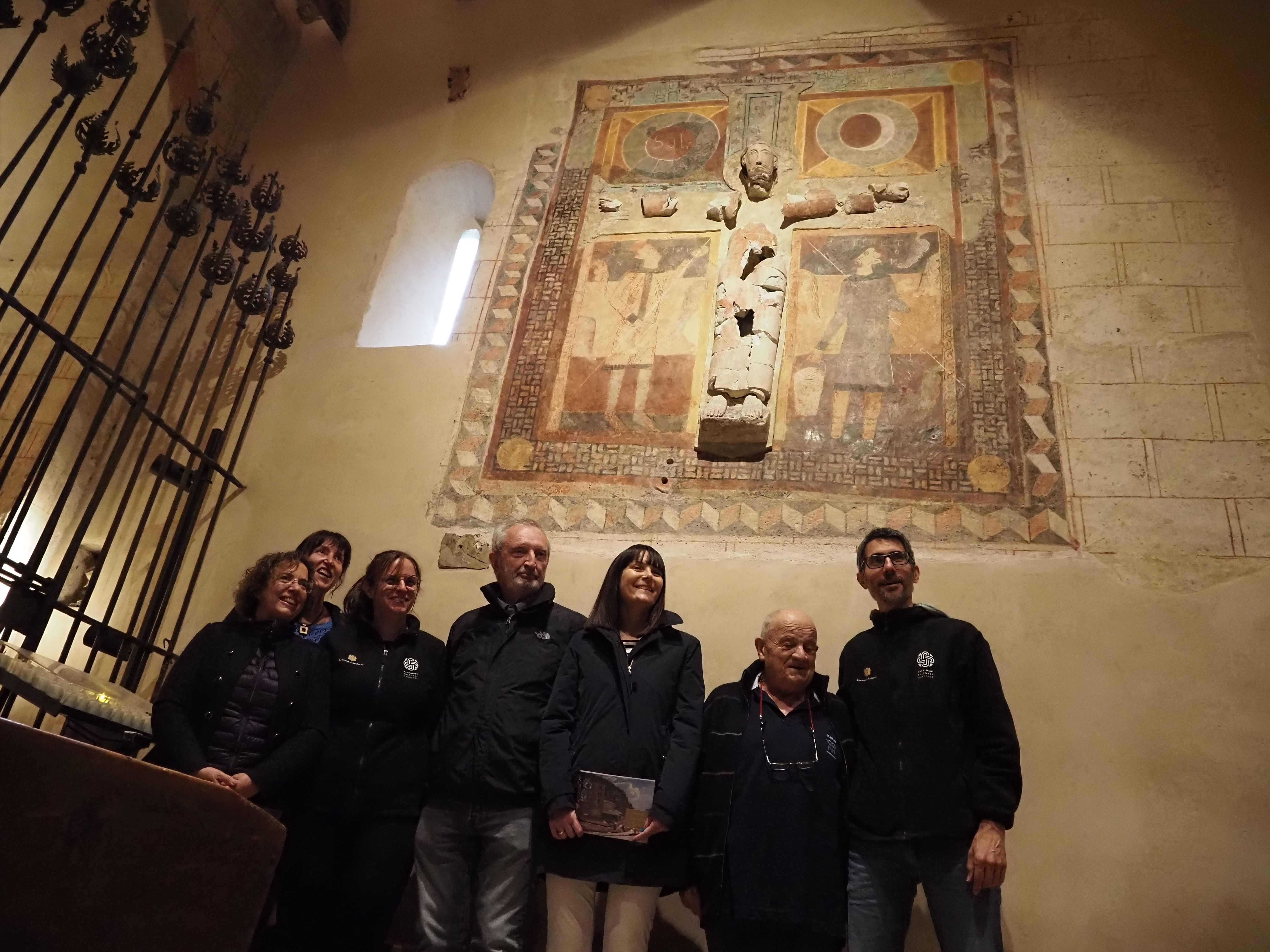 Tècnics de patrimoni i autoritats amb el Crist en estuc. Tècnics de patrimoni i autoritats amb el Crist en estuc.