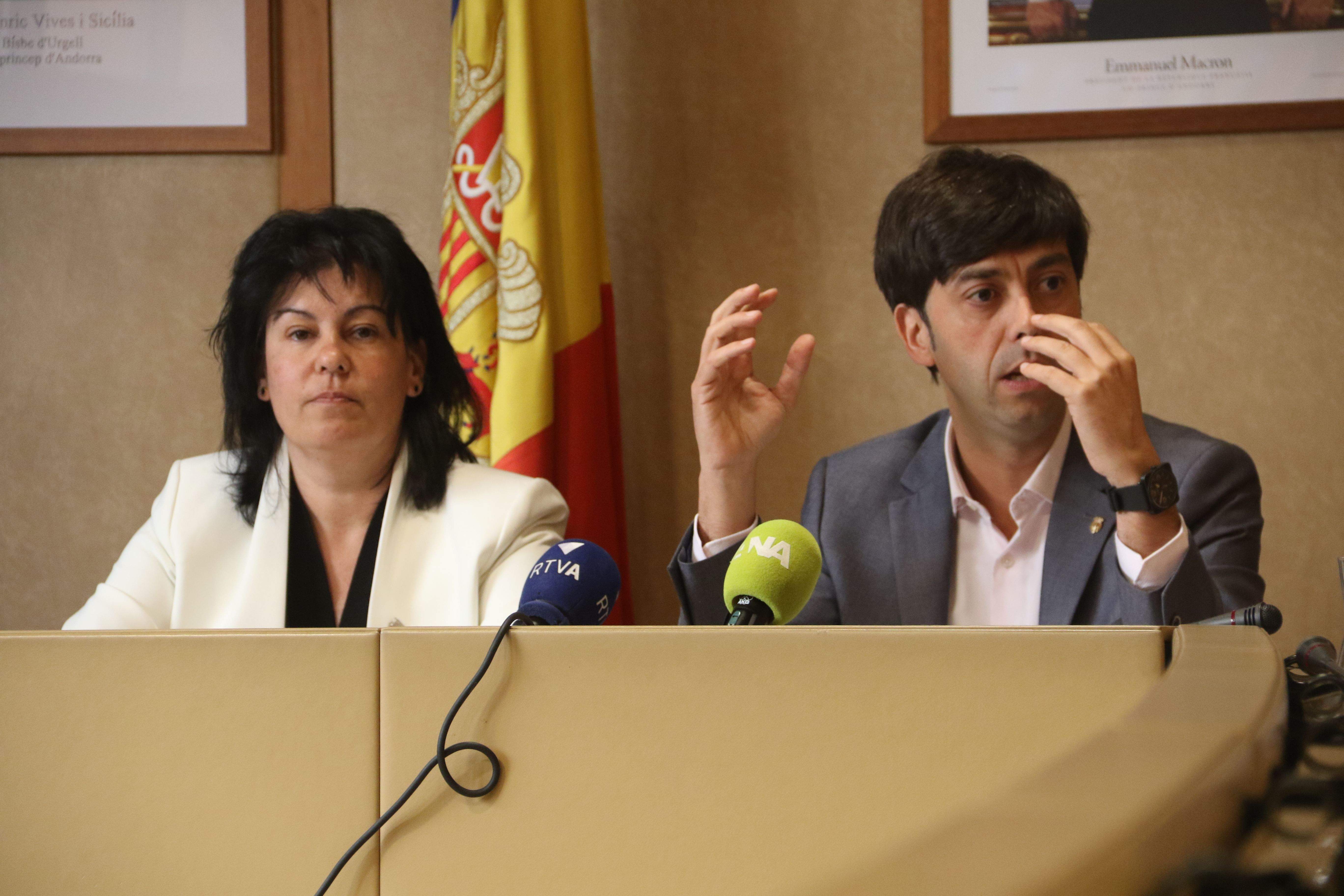 Eva Sansa i Sergi González durant la compareixença posterior a la reunió de cònsols.