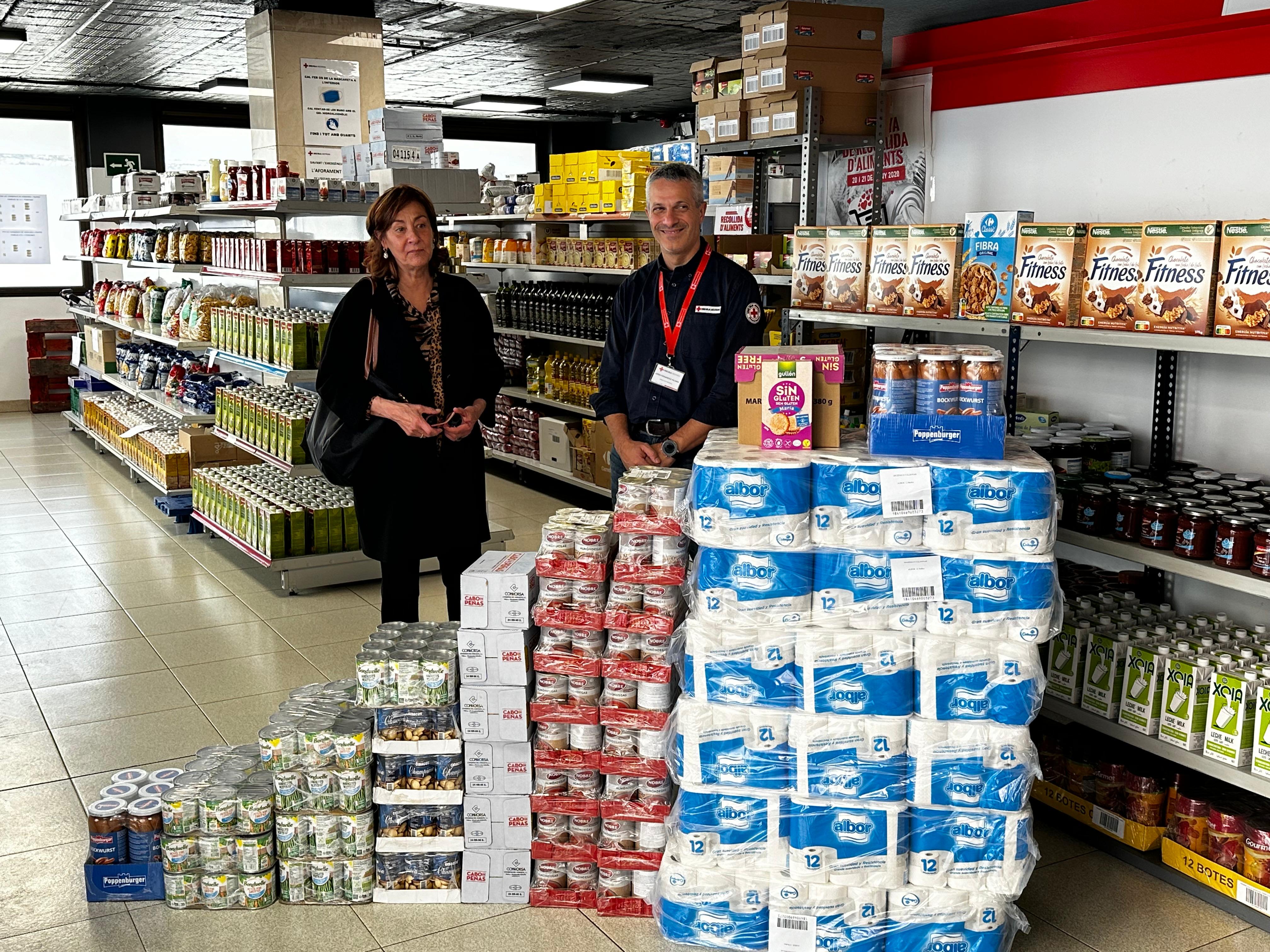 Entrega de productes a la Creu Roja.
