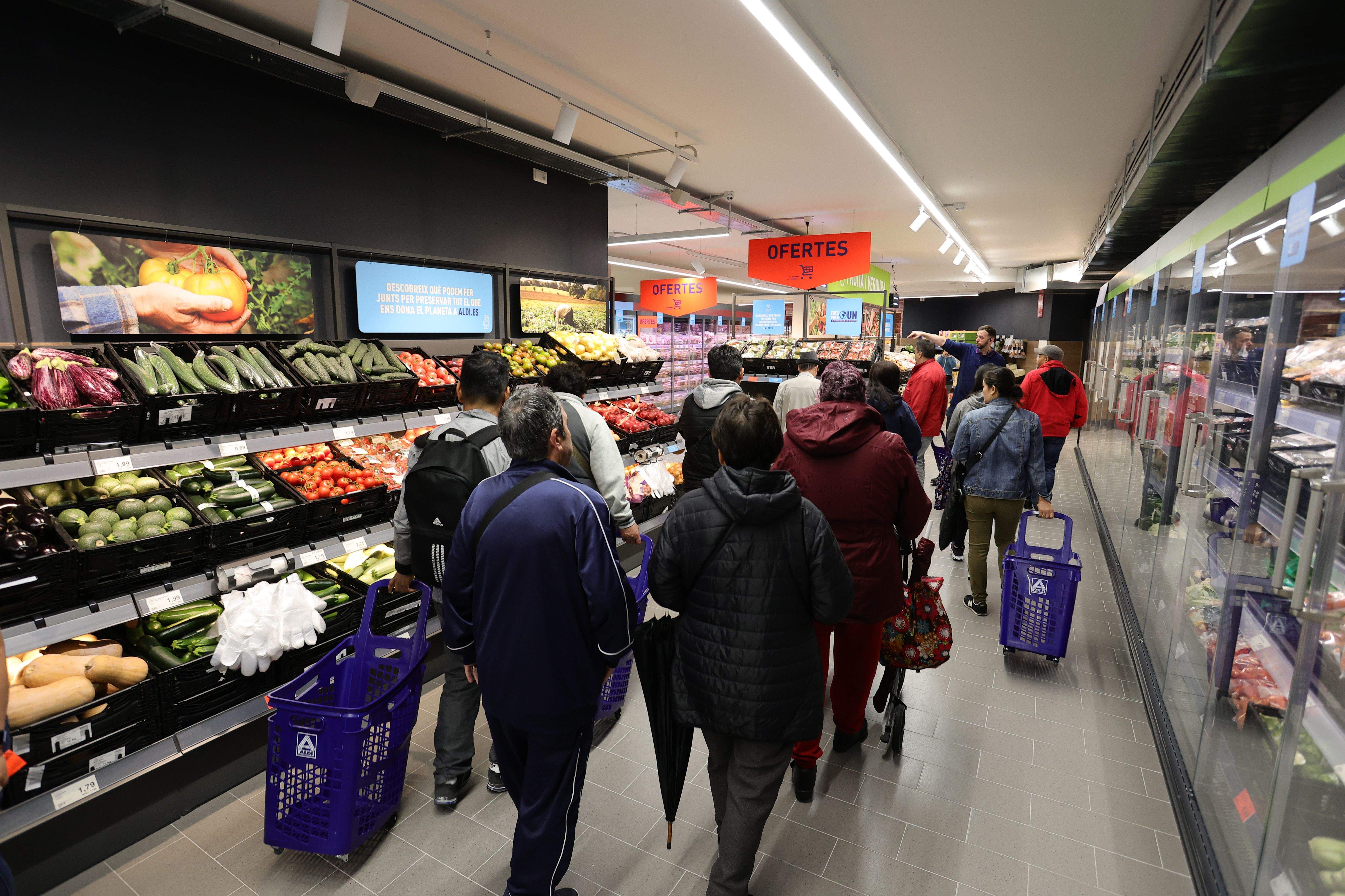 Imatge d'un dels centres ALDI que ha obert les seves portes a l'Hospitalet de Llobregat. La portaveu del Sindicat, Rebeca Bonache.