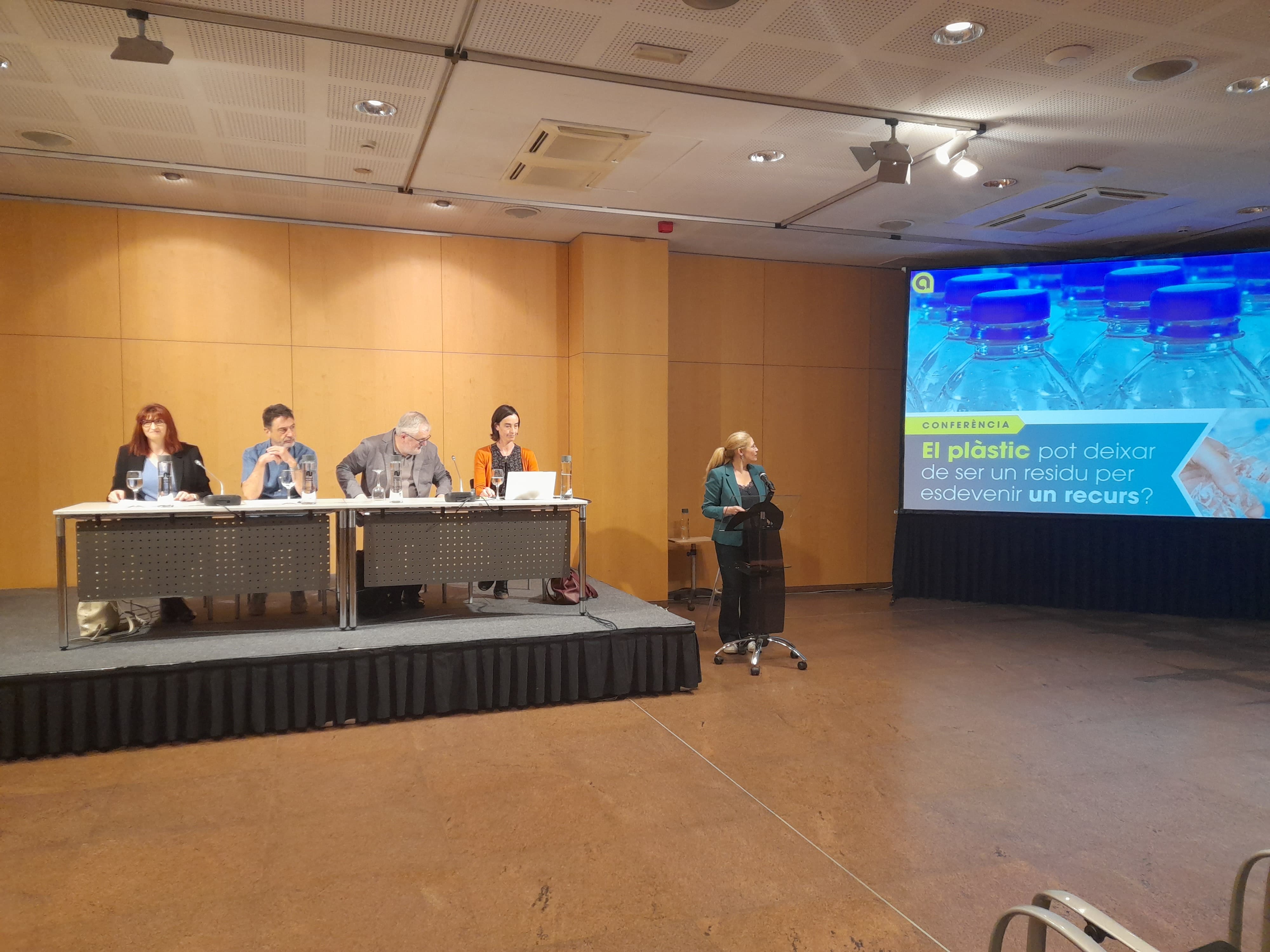Un moment de la conferència sobre el plàstic.