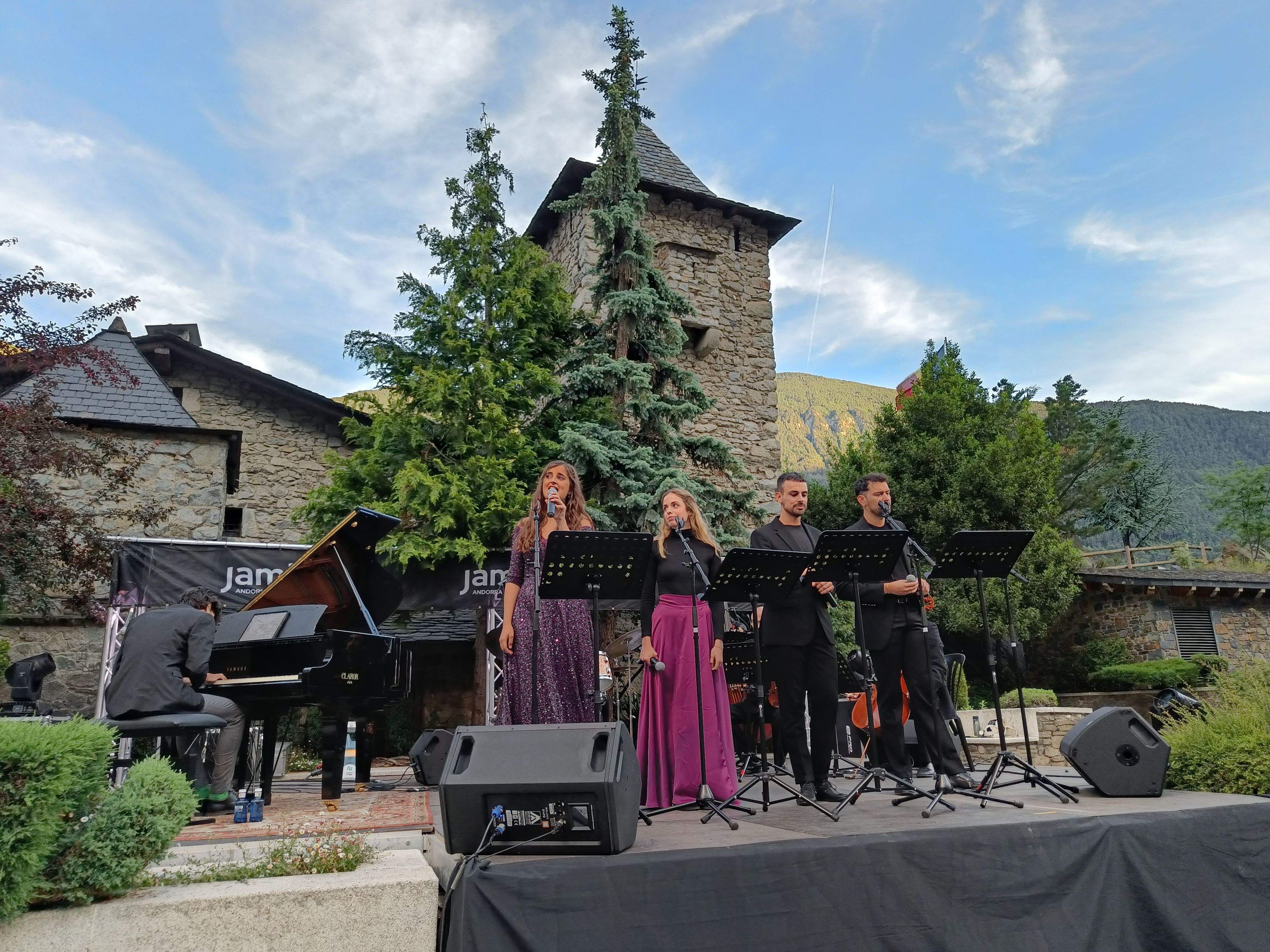 Els quatre intèrprets a l'escenari.