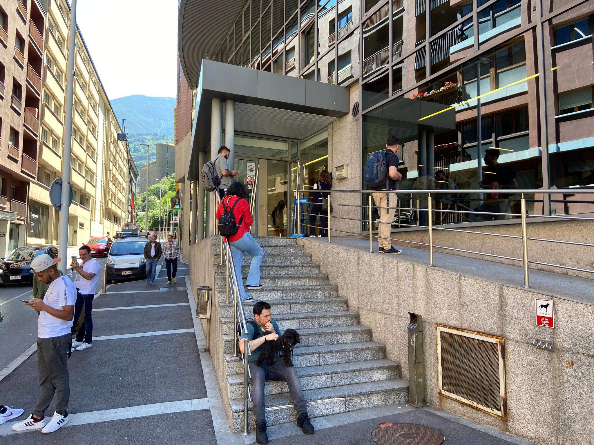 Durant el matí s'ha pogut veure una cua constant a les dependències d'Immigració. 