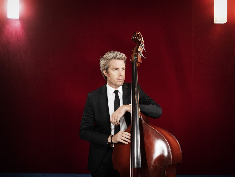 Kyle Eastwood. La portaveu del Sindicat, Rebeca Bonache.
