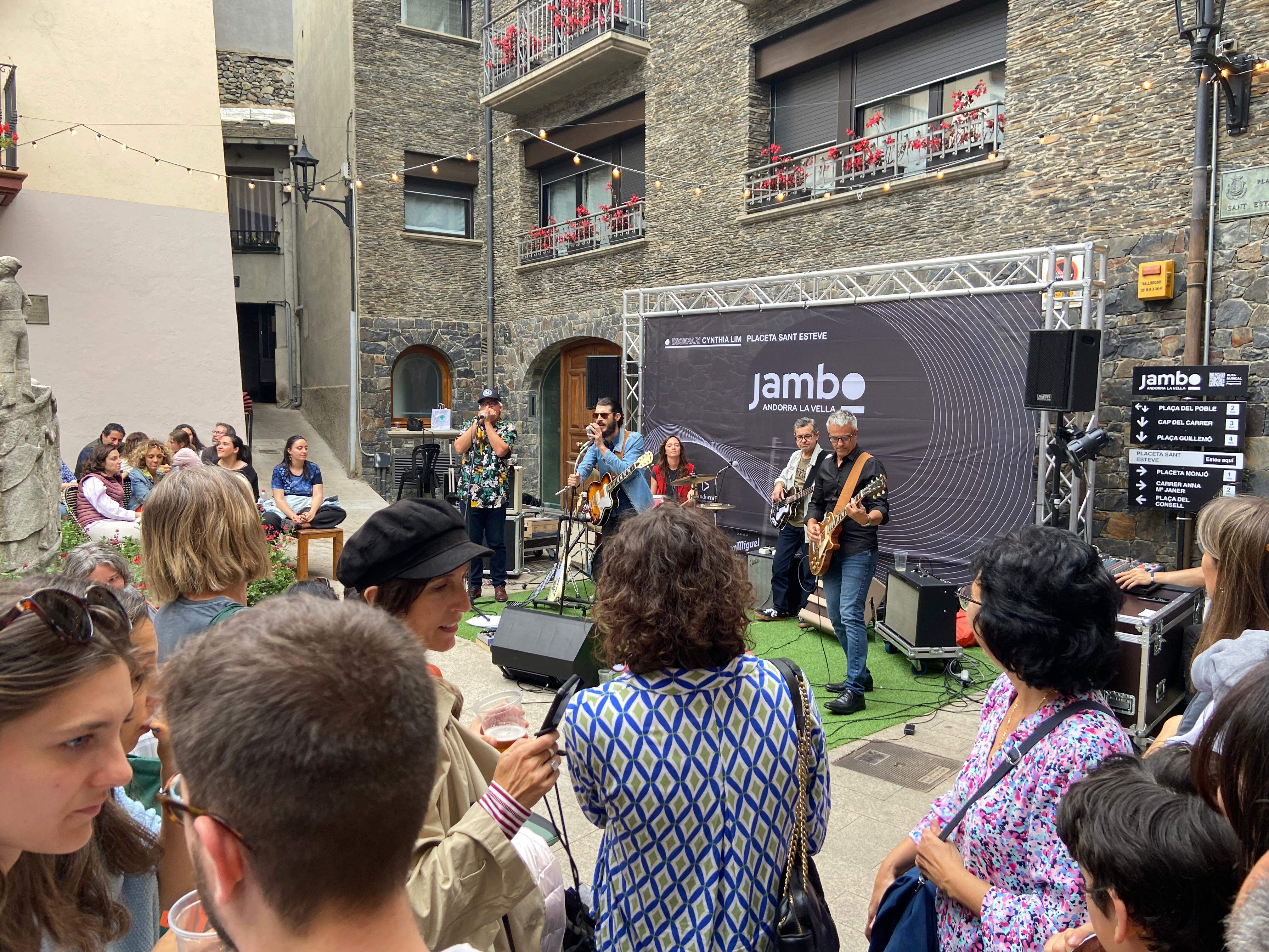 Un dels escenaris del Jambo Street Music, ple de gent al voltant.