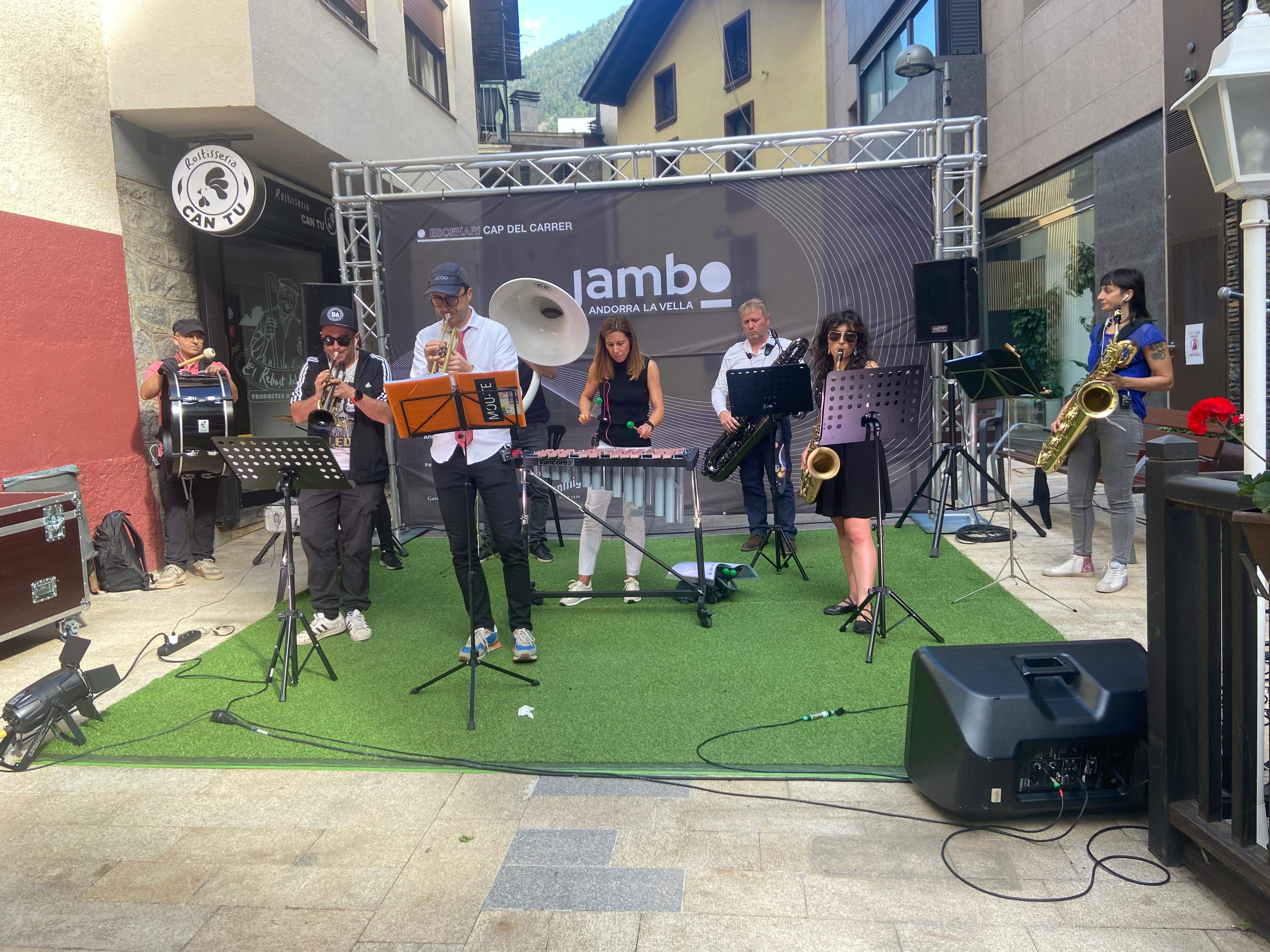 La banda local 'Mou-te' ha estrenat la jornada del divendres.