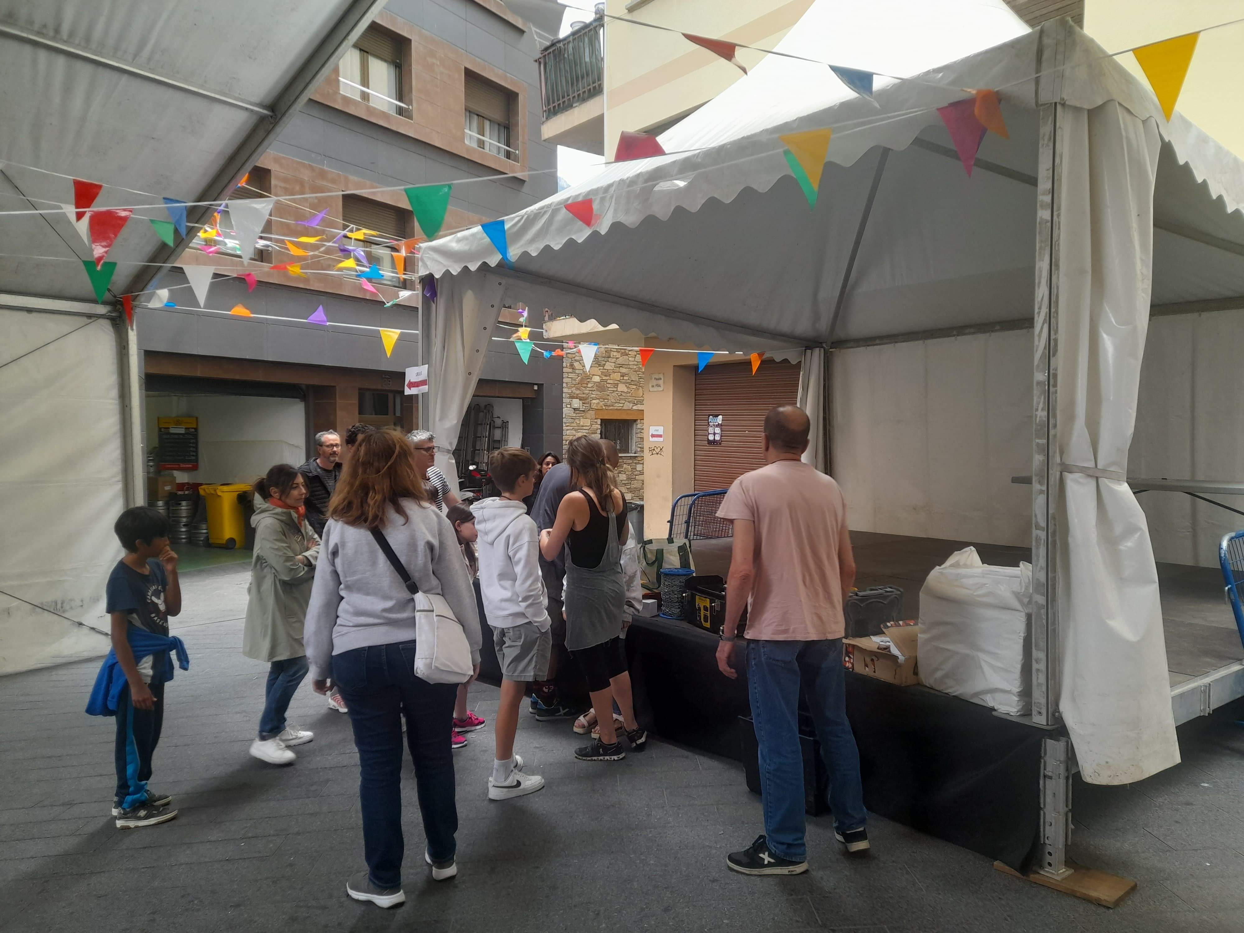 L'ambient aquesta tarda a la placeta del Puial.
