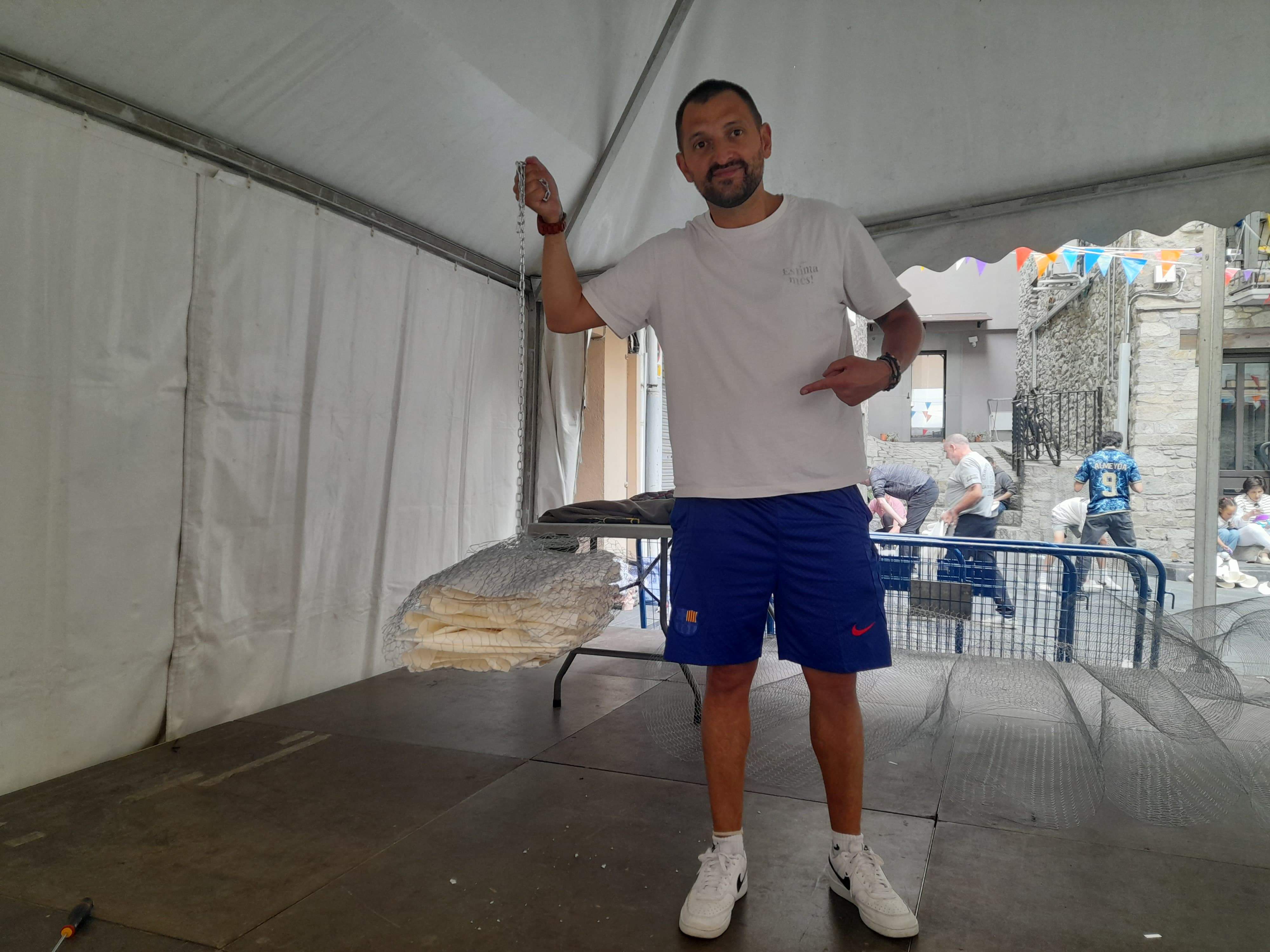 Un dels fallaires un cop ha acabat de fer la seva falla.