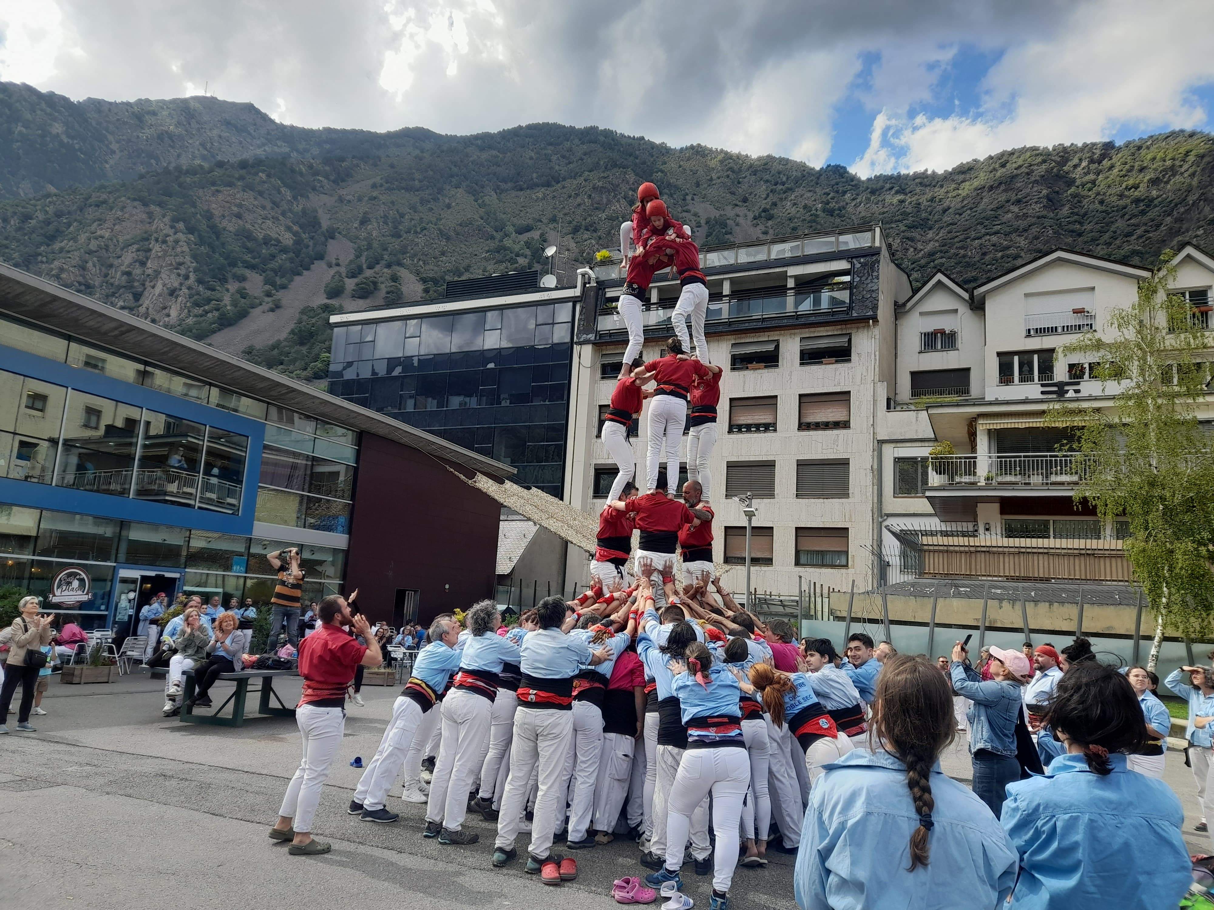 Un dels castells de 6 que han fet els Castellers d'Andorra.