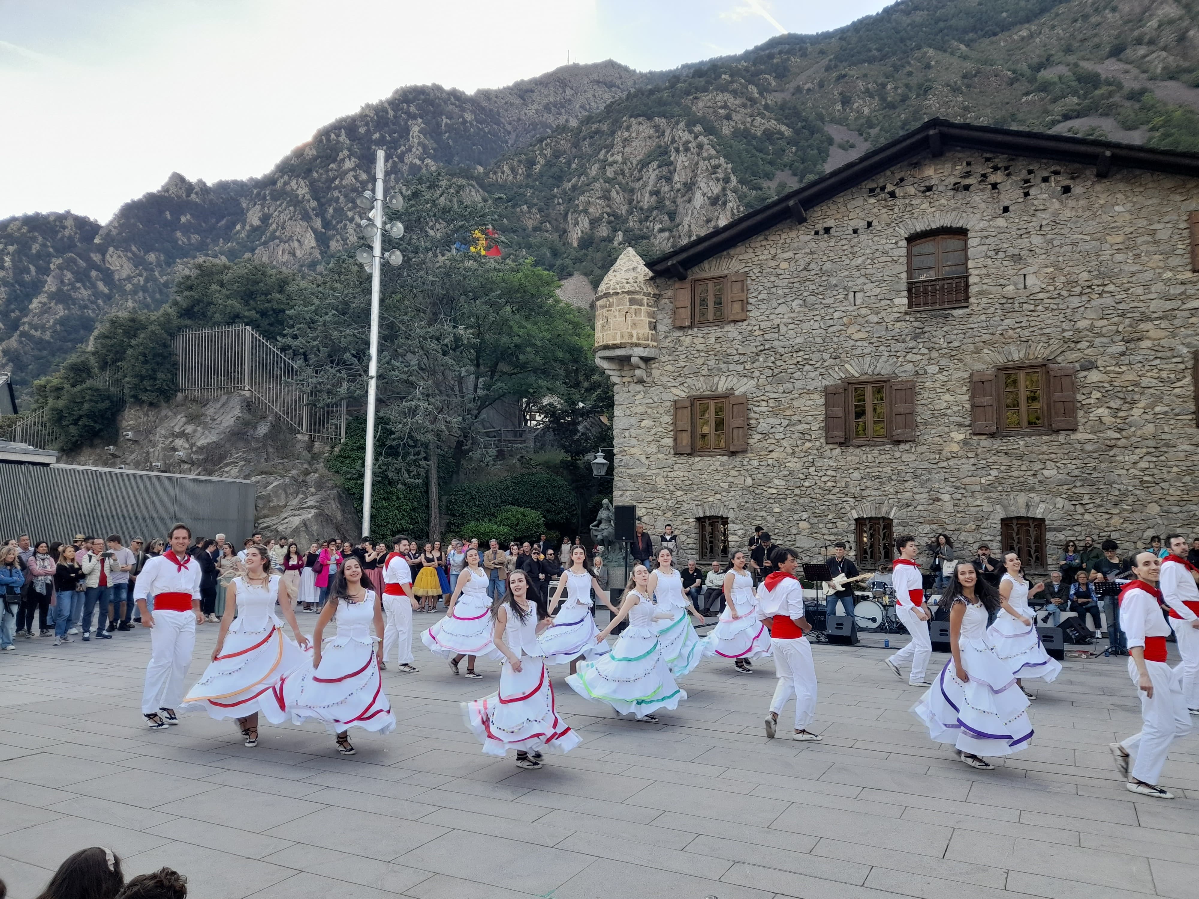L'Esbart de les Valls del Nord ballant Festa Major de Buhos.