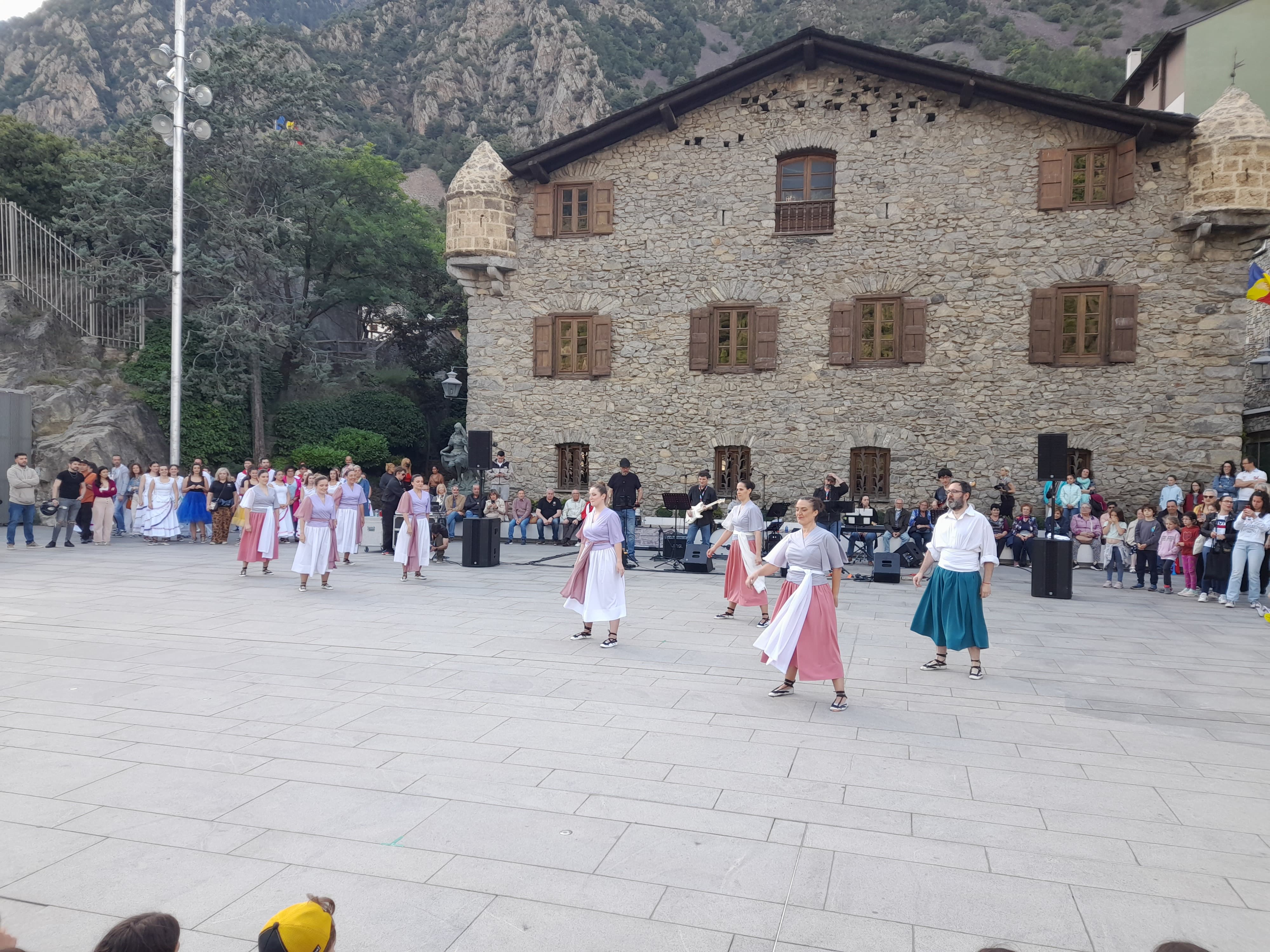 L'Esbart Dansaire d'Andorra la Vella ballant a ritme de Queen. L'Esbart Dansaire d'Andorra la Vella ballant a ritme de Queen.