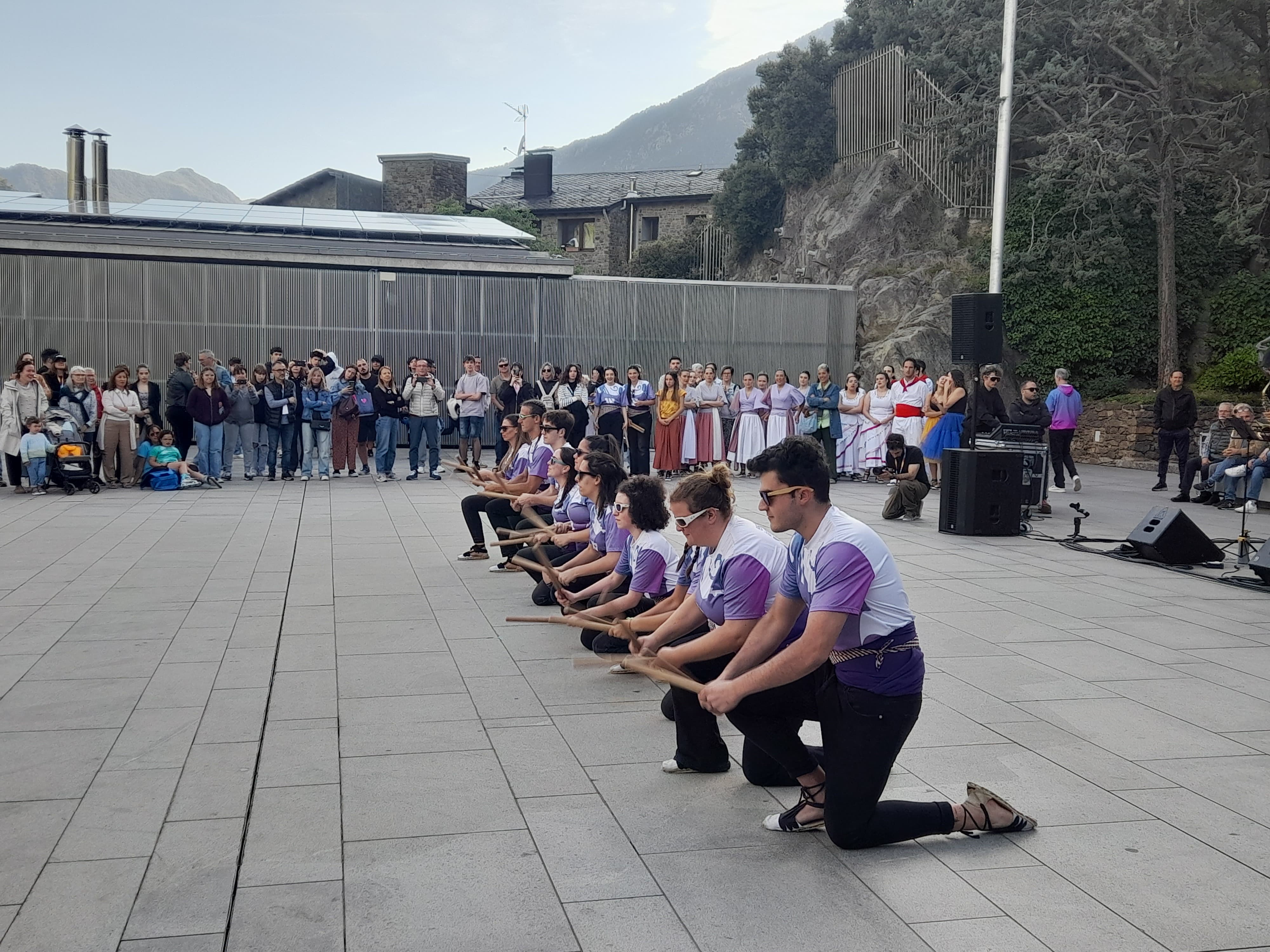 L'Esbart Laurèdia ballant 'La Matinada' d'Arc de Triomf. L'Esbart Laurèdia ballant 'La Matinada' d'Arc de Triomf.