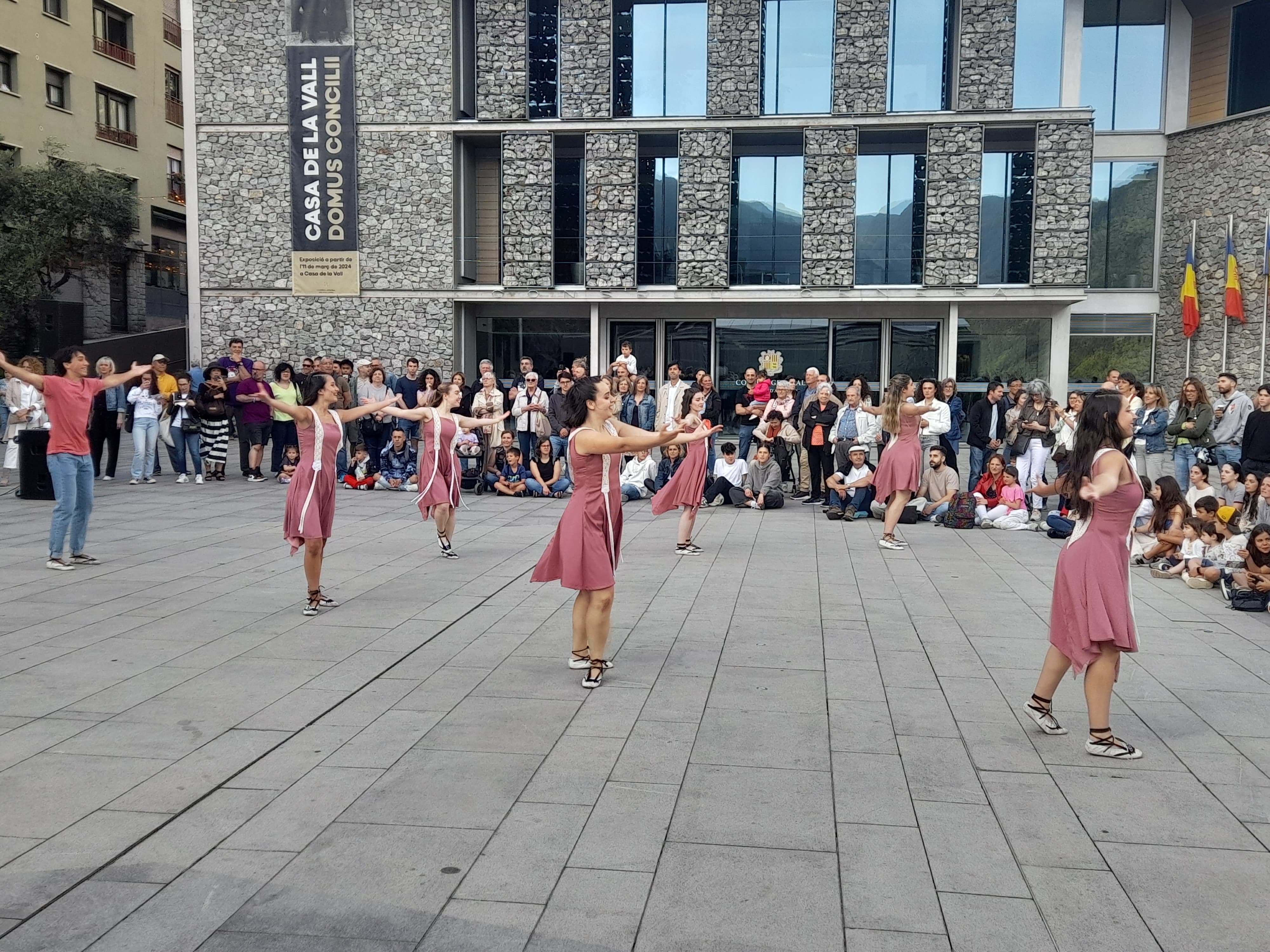 L'Esbart Dansaire de les Valls del Nord interpretant 'Viu' de Roba Estesa. L'Esbart Dansaire de les Valls del Nord interpretant 'Viu' de Roba Estesa.