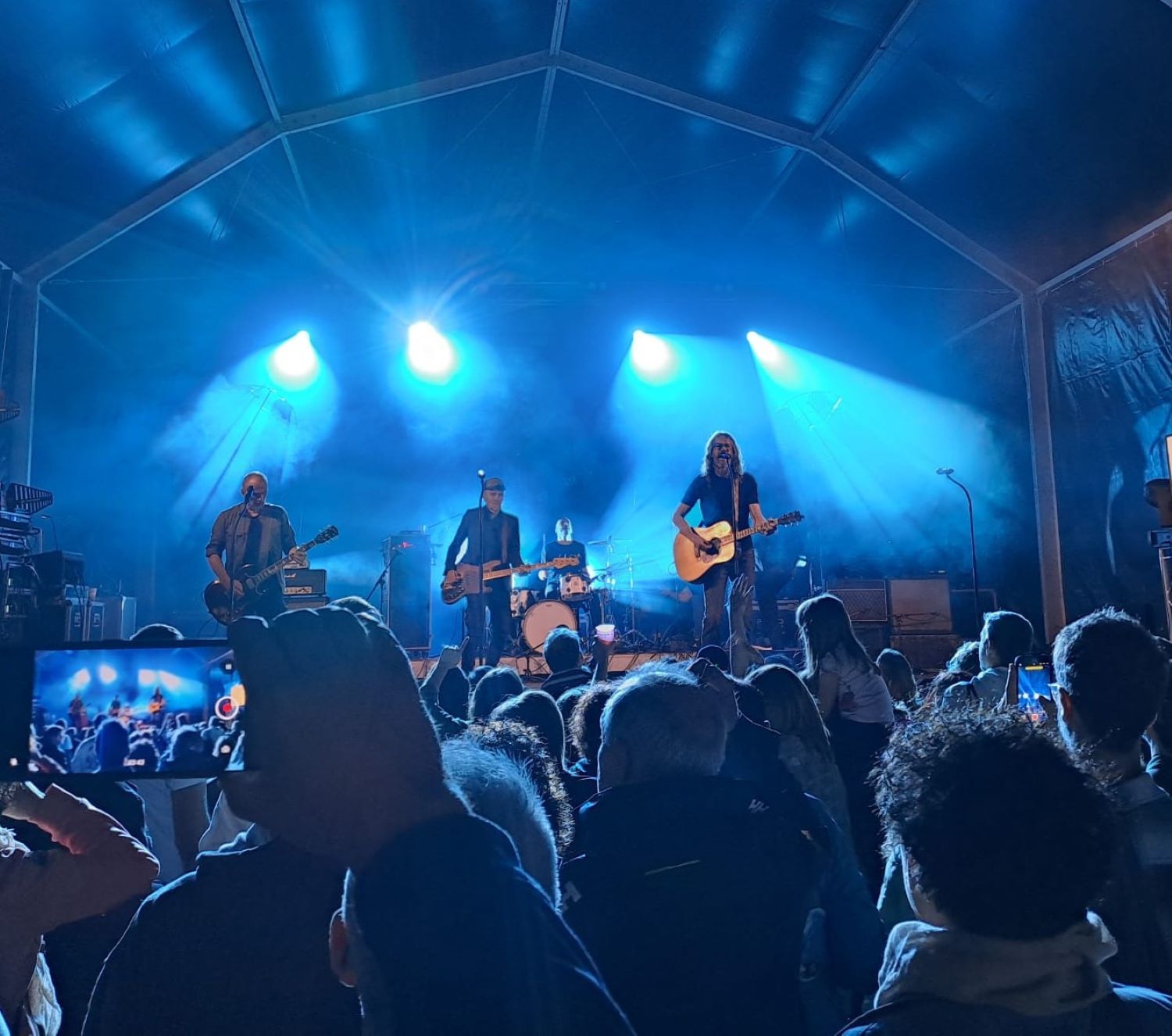 Els Gossos tocant mentre un espectador grava amb el mòbil.