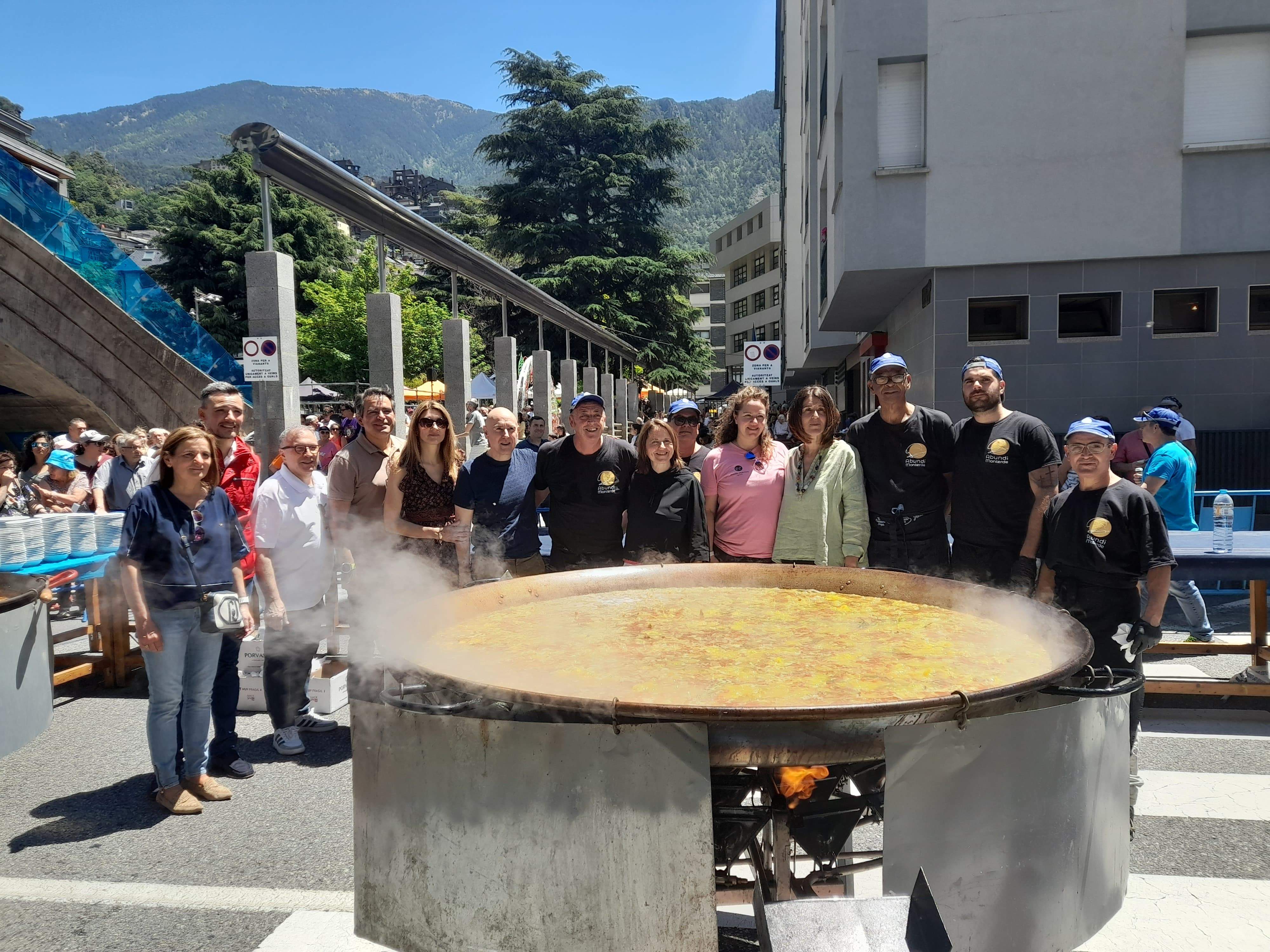 Rosa Gili al costat d'una de les paelles de la Festa de la Parròquia.