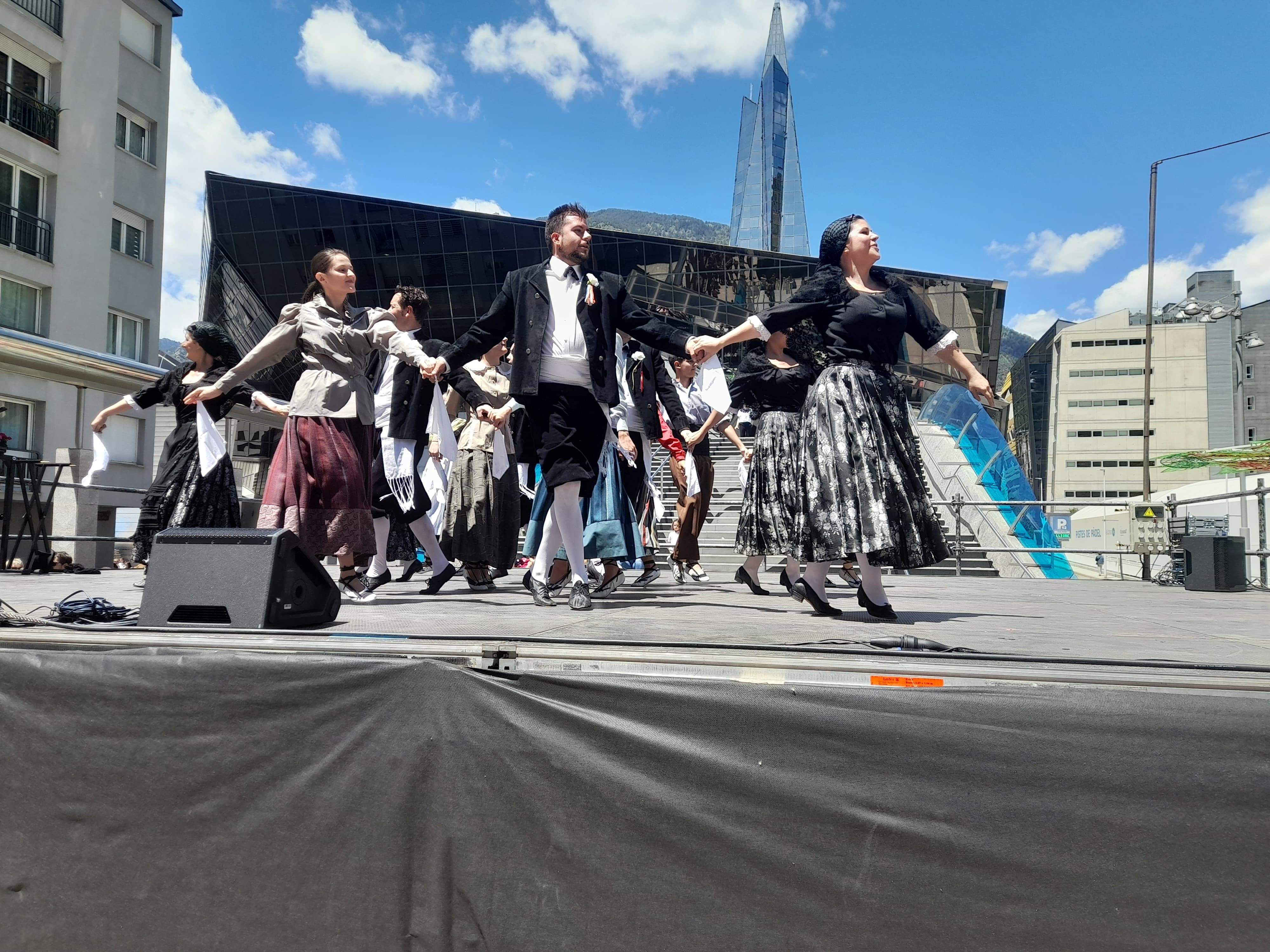 L'Esbart Santa Anna durant la celebració de la Festa de la Parròquia.