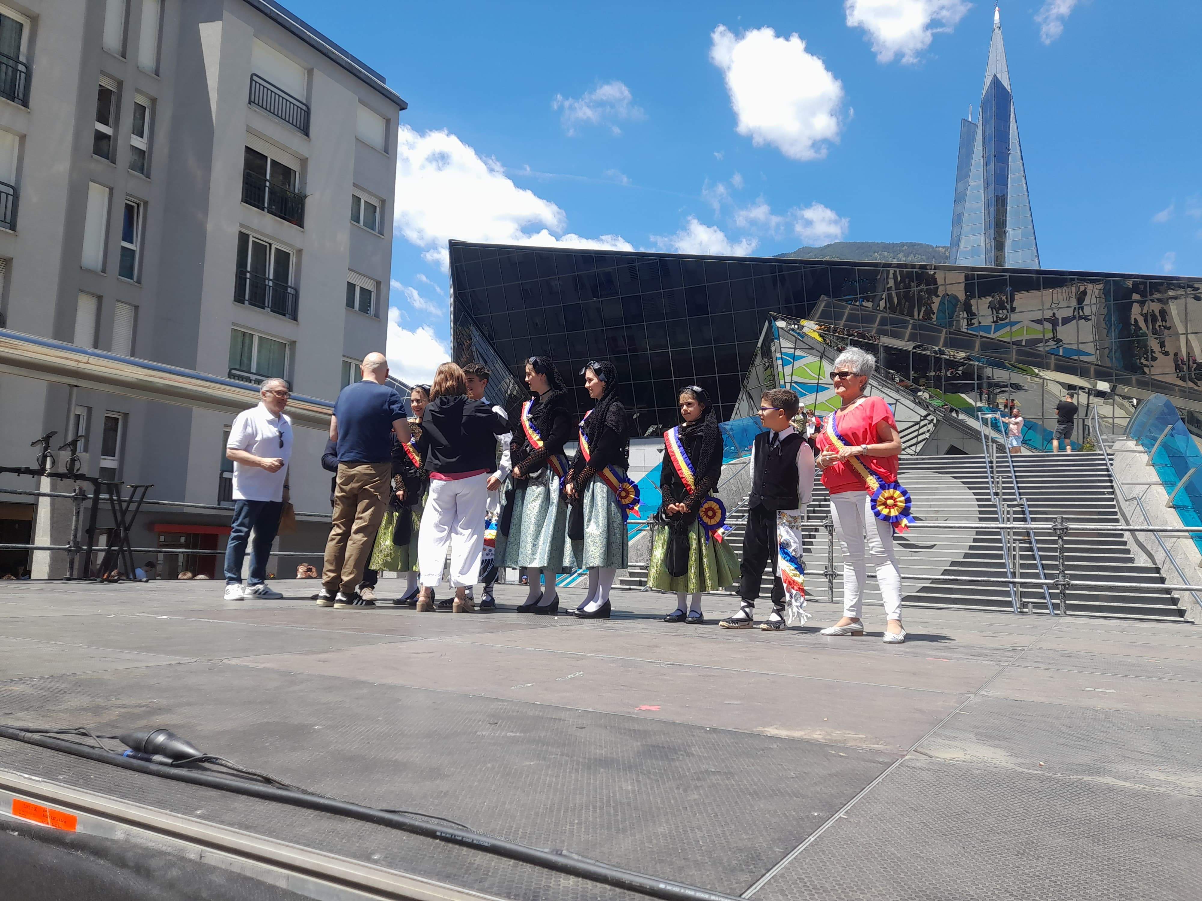 Els cònsols entregant la insígnia de la parròquia al Pubillatge.