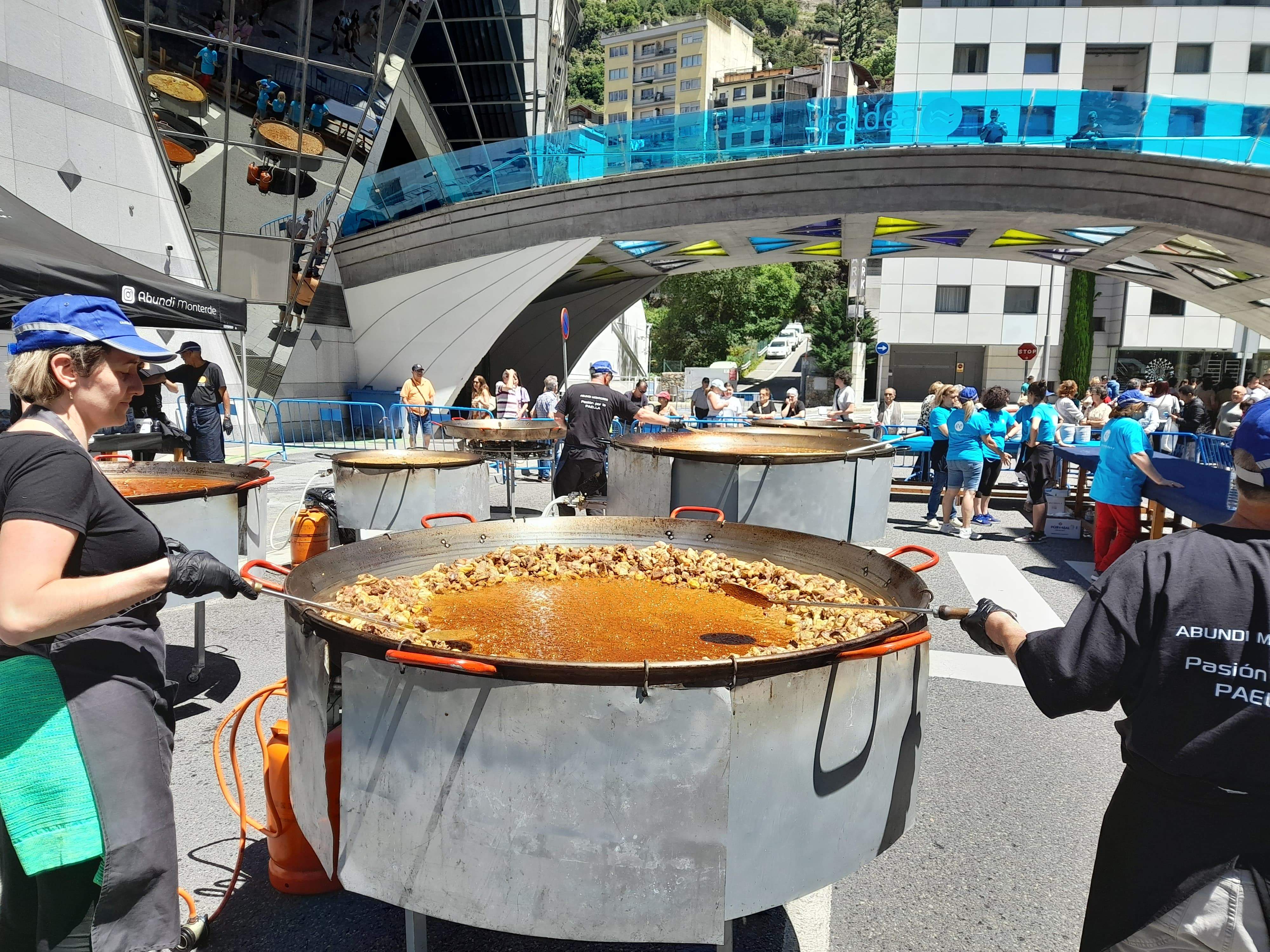 Els cuiners i les cuineres preparant l'arrossada.