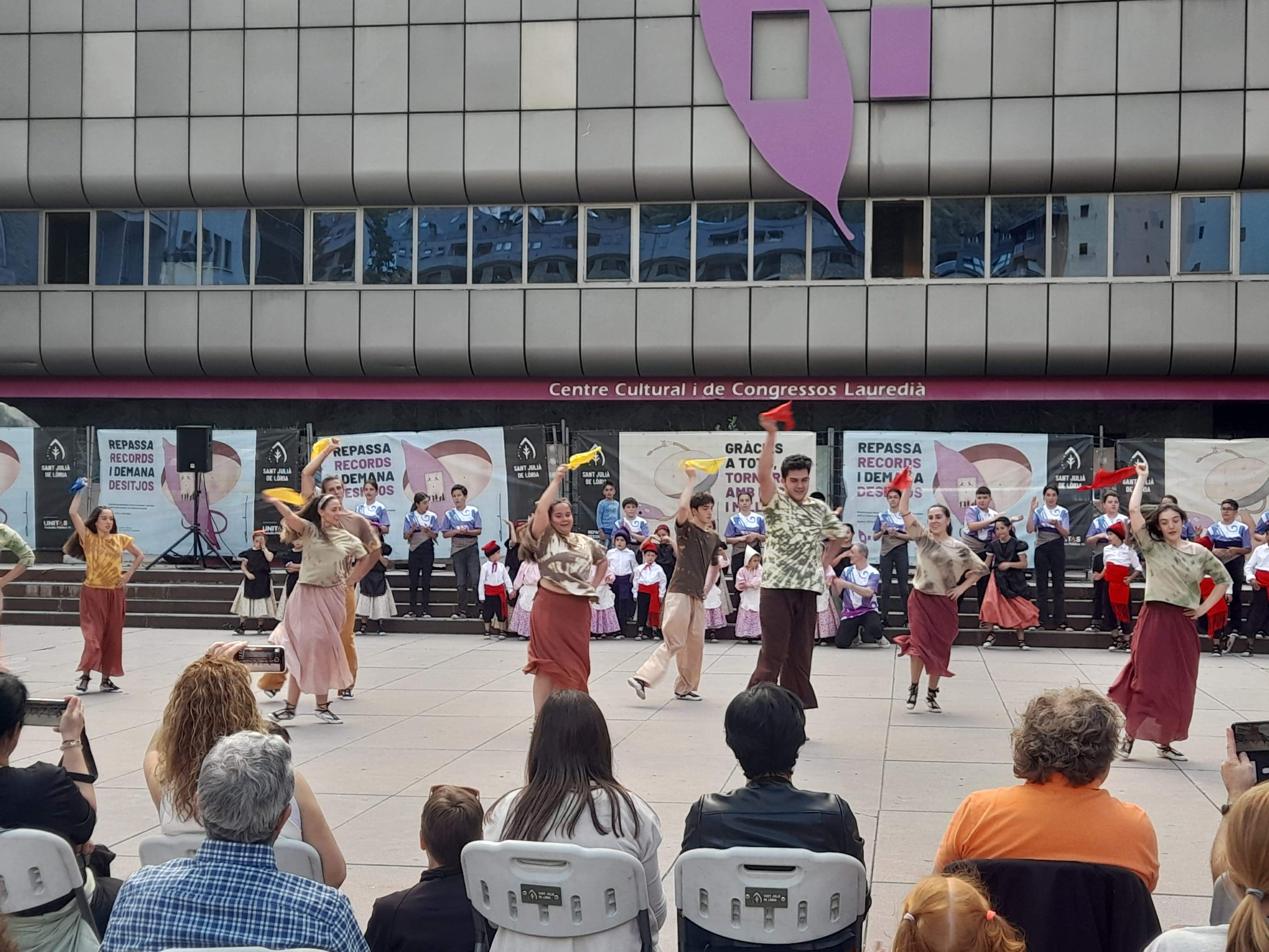 L'Esbart Laurèdia ballant a ritme de Coldpay.