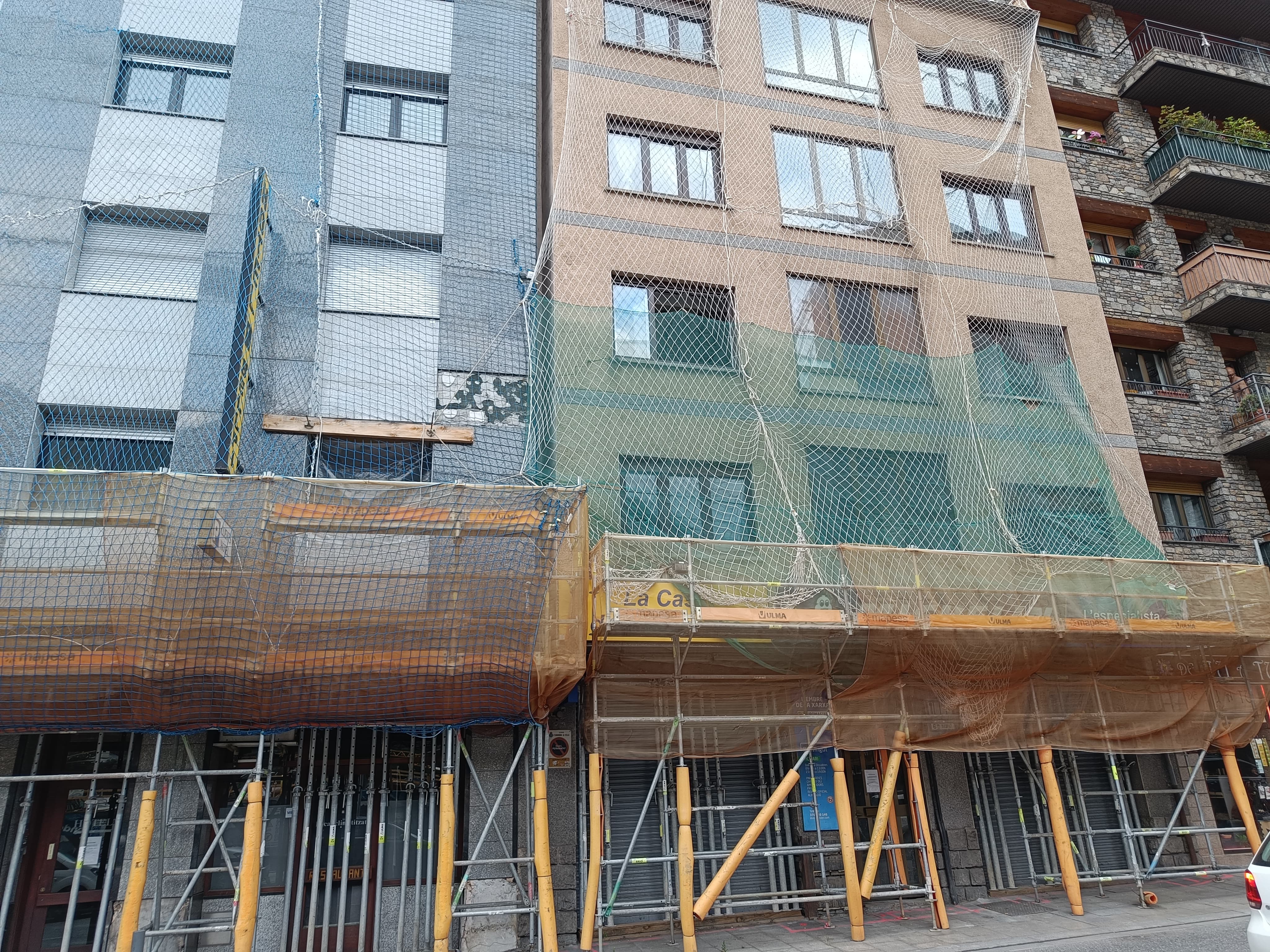 L'estat en què es troba l'edifici afectat per les esquerdes.