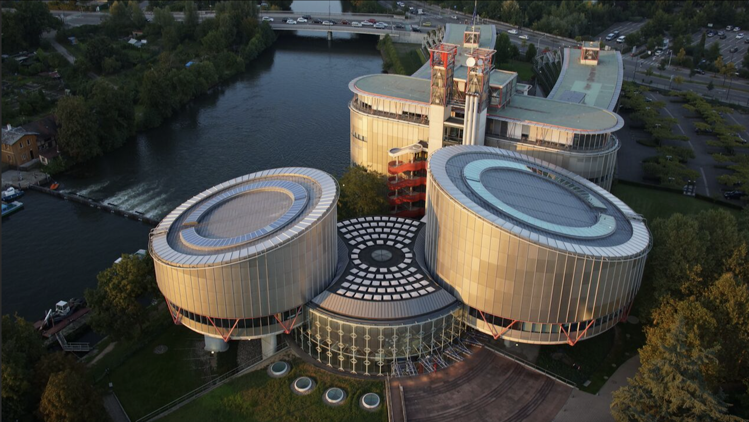 Una vista exterior del recinte que acull el Tribunal Europeu dels Drets de l'Home a Estrasburg. Una vista exterior del recinte que acull el Tribunal Europeu dels Drets de l'Home a Estrasburg.