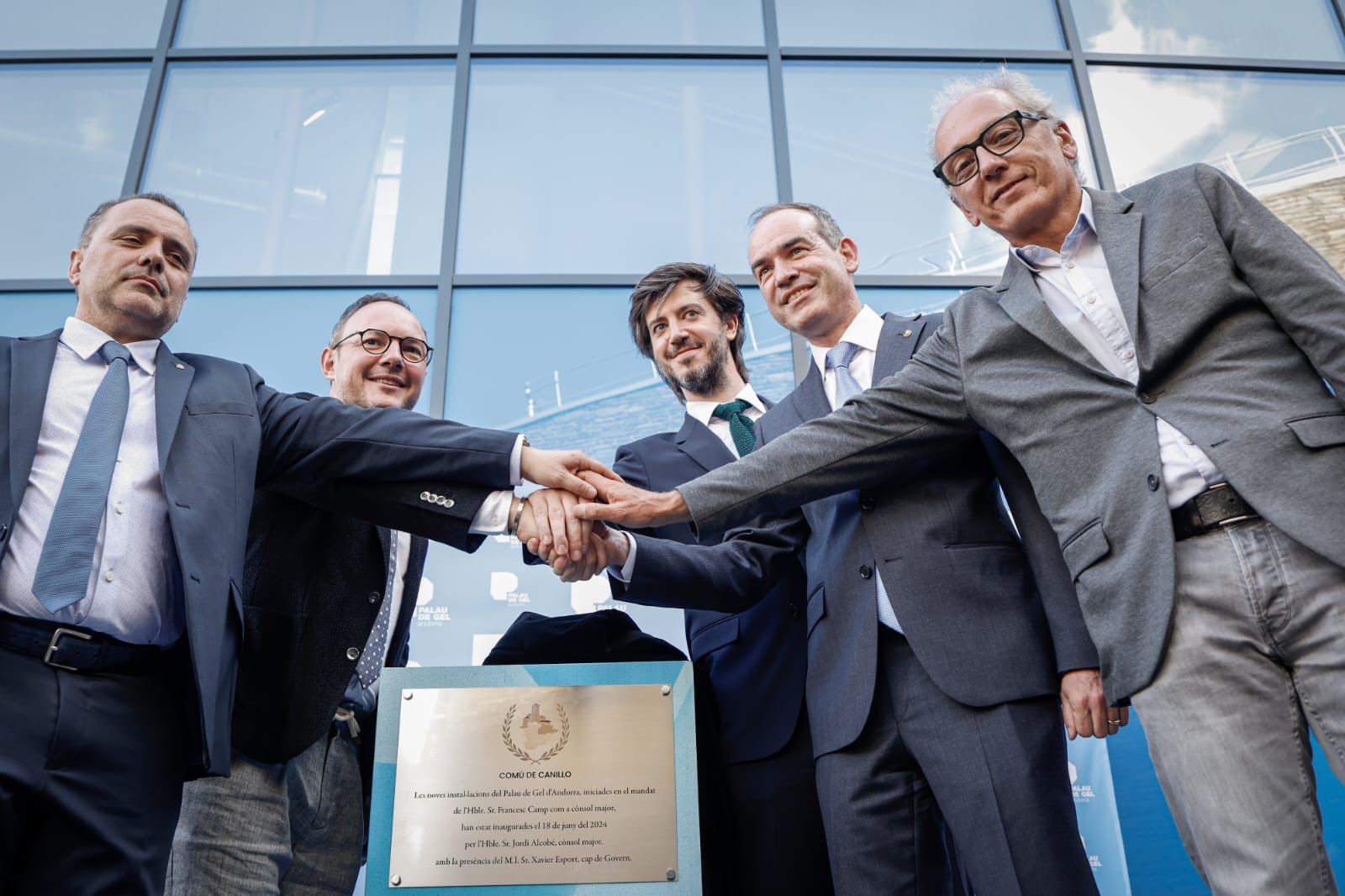 Les autoritats en el moment de descobrir la placa. Les autoritats en el moment de descobrir la placa.