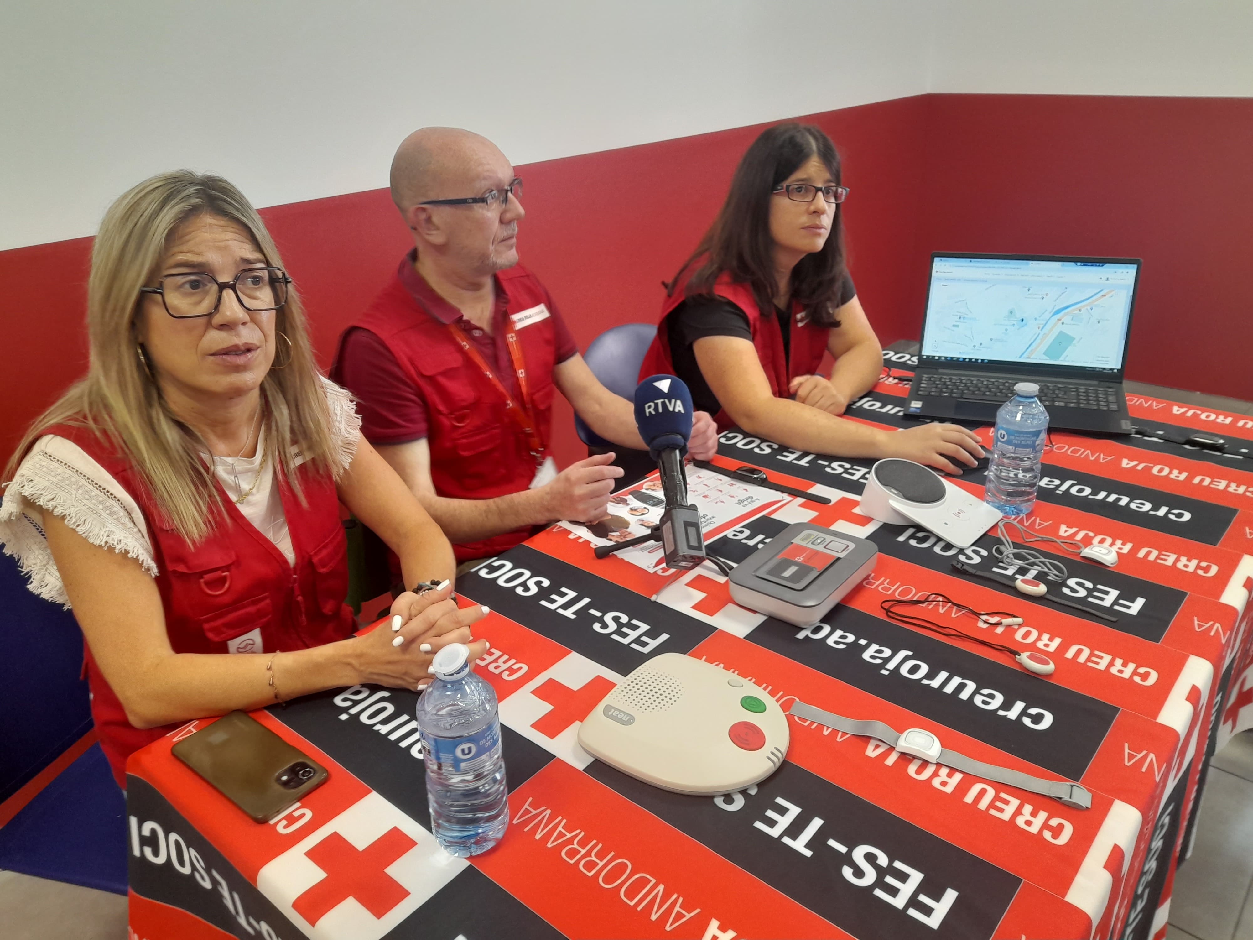 Anna Arias i Toni calvente durant la presentació de la teleassistència mòbil.