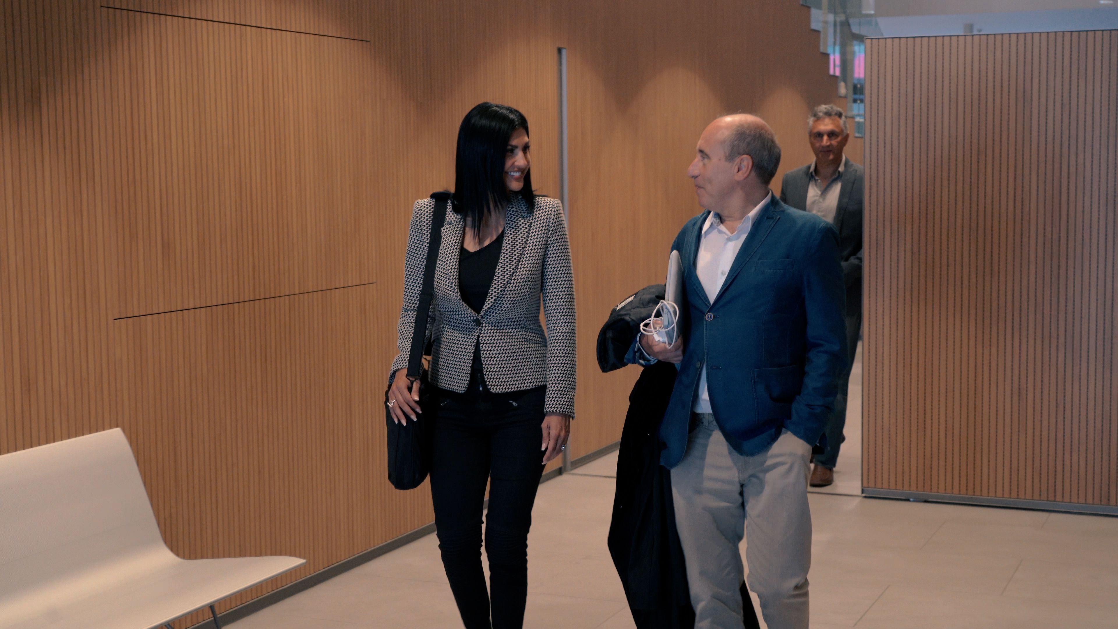 Carine Montaner i el l'advocat Alfons Clavera accedint cap a la Sala Magna. Carine Montaner i el l'advocat Alfons Clavera accedint cap a la Sala Magna.