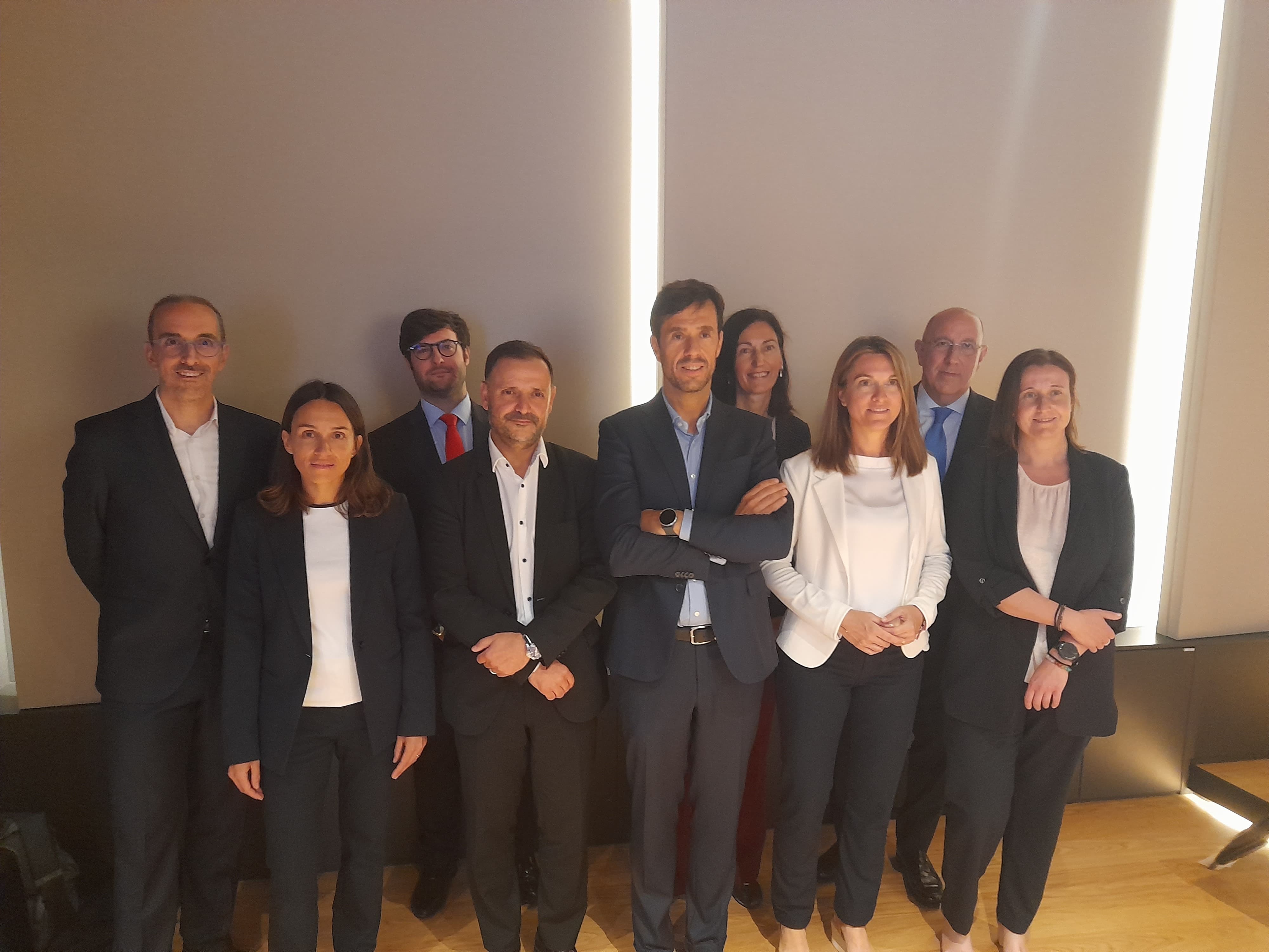 La junta del Col·legi d'Economistes amb Antoni Bisbal com a degà.