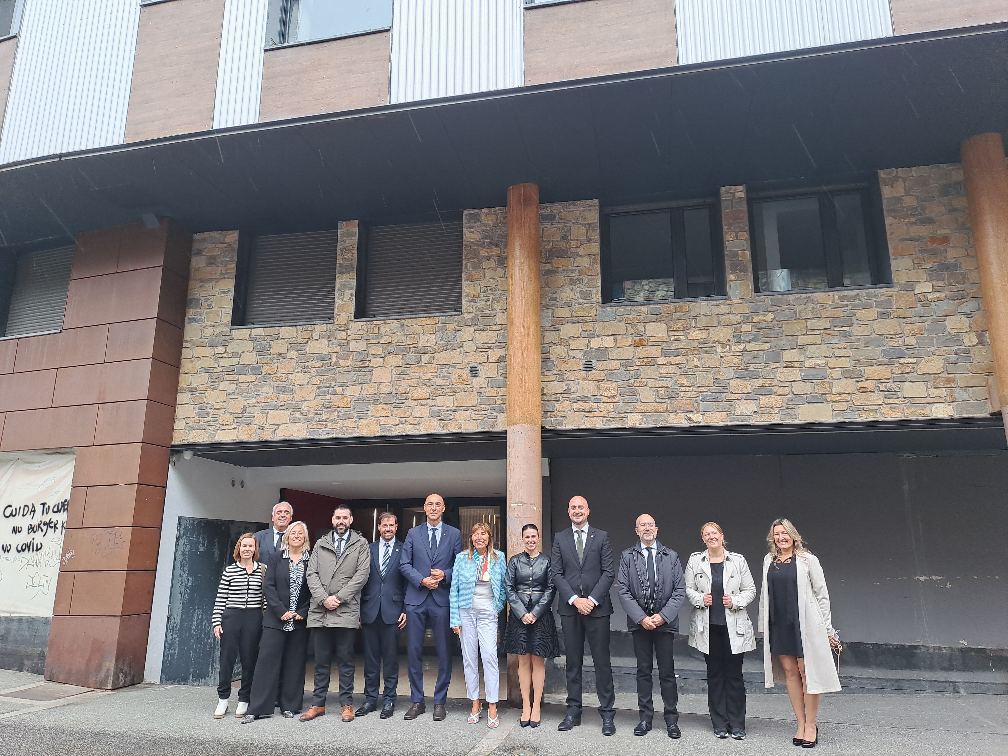 Consellers del comú i la ministra Marsol i el secretari d'Estat, davant de l'edifici dels pisos.