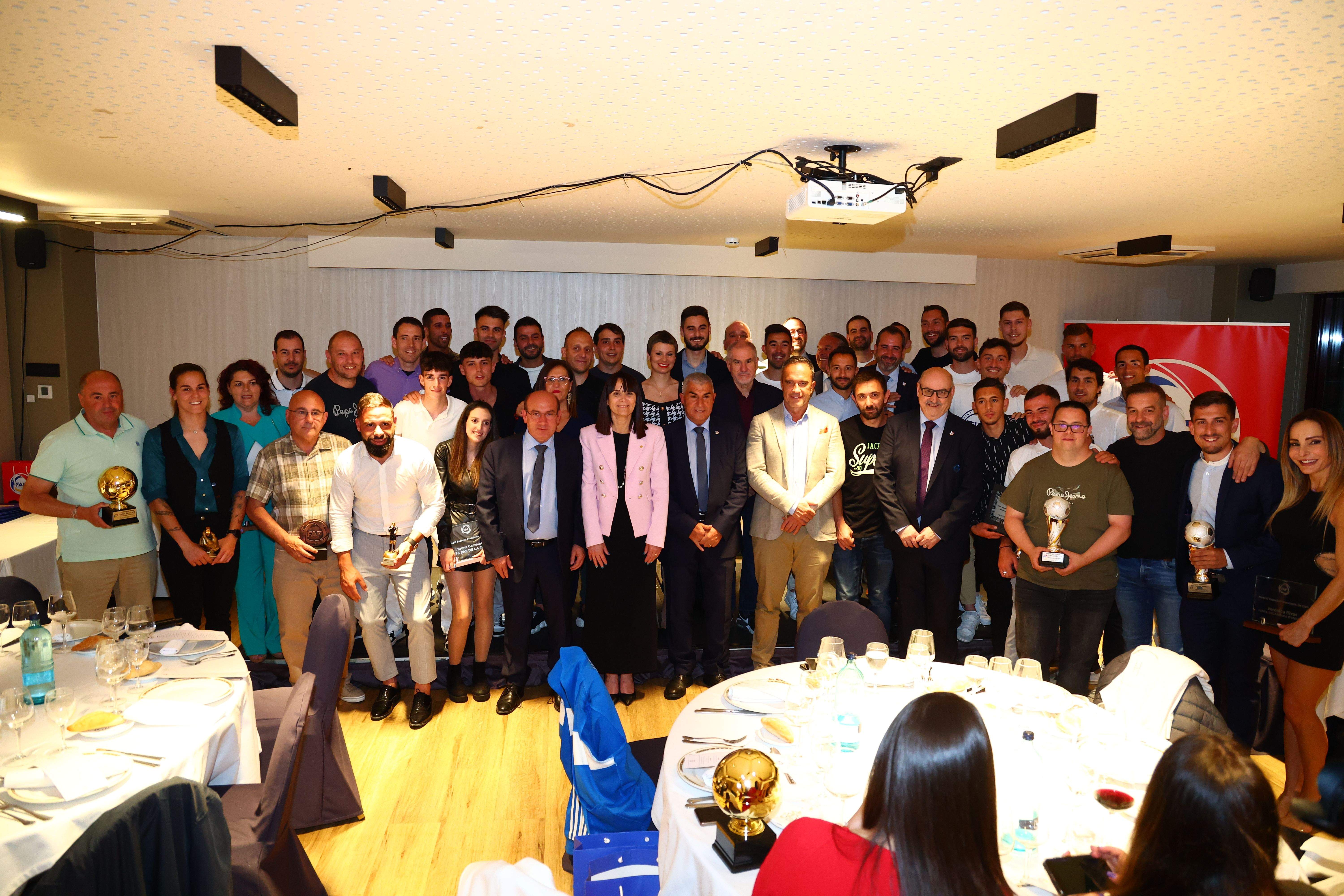 Foto de família de tots els premiats a la 'Nit del Futbol 2024'.