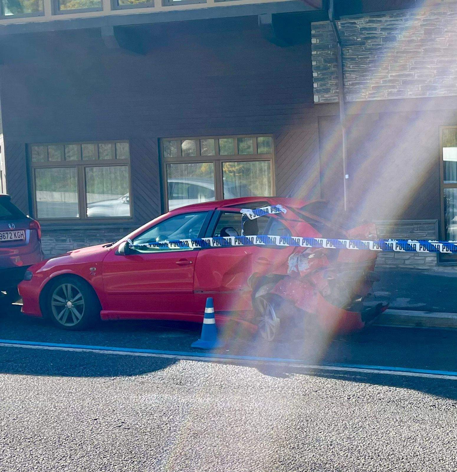El cotxe estacionat que ha resultat danyat.
