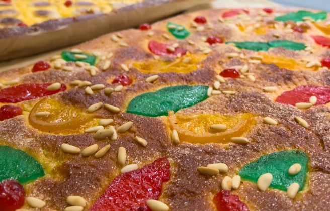 La tradicional coca de Sant Joan, exposada en un aparador del Art i Pa. La tradicional coca de Sant Joan, exposada en un aparador del Art i Pa.