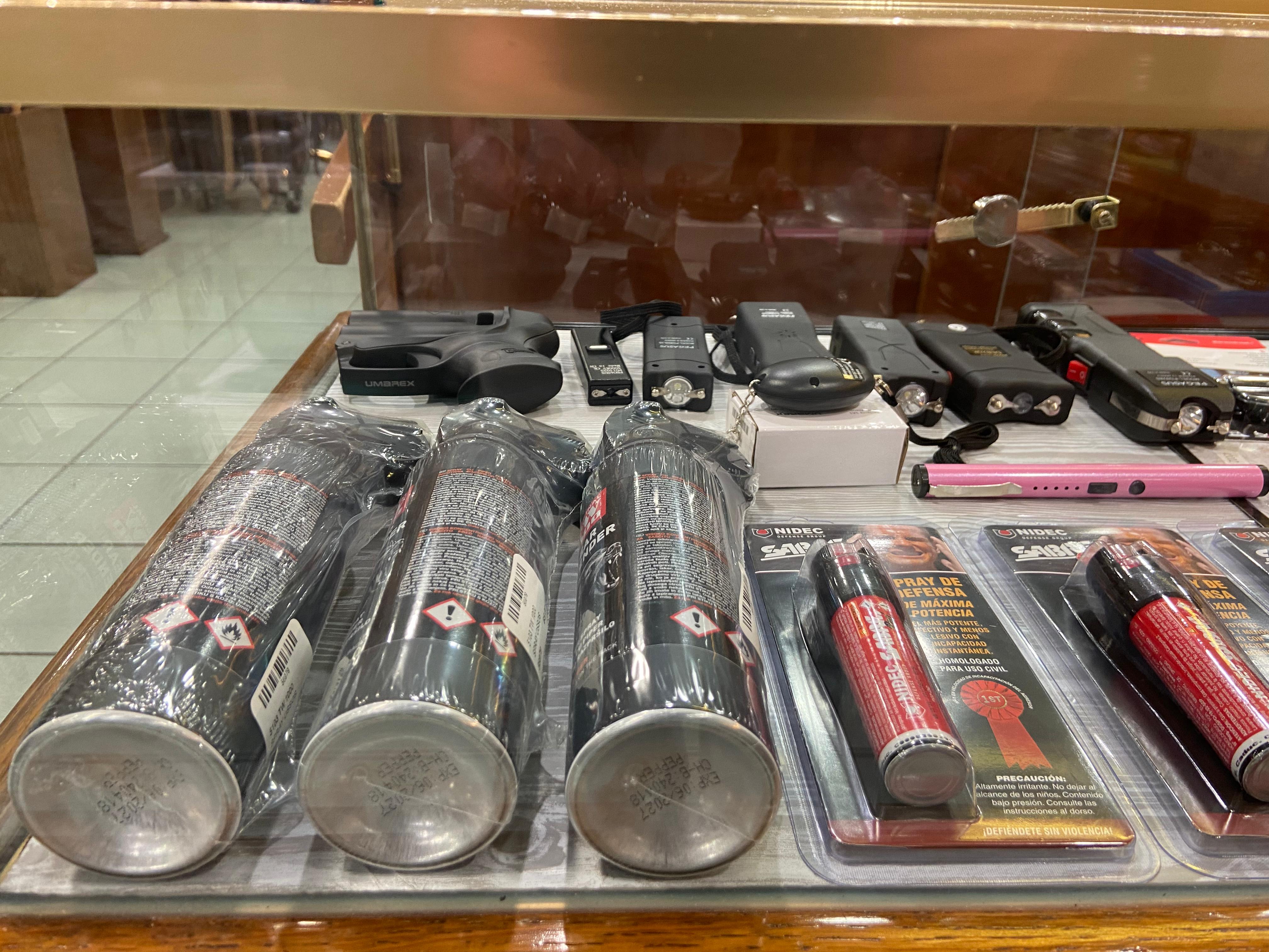 Els esprais de pebre són un dels productes que han generat més controvèrsia entre els comerciants.